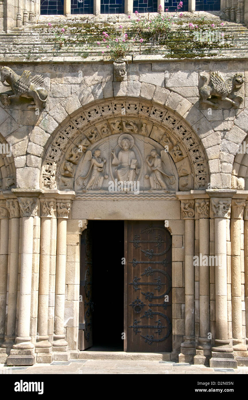 Portico principale di San Sauveur Basilica, contenente la tomba del cuore di du Guesclin, Dinan, Brittany, Francia Foto Stock