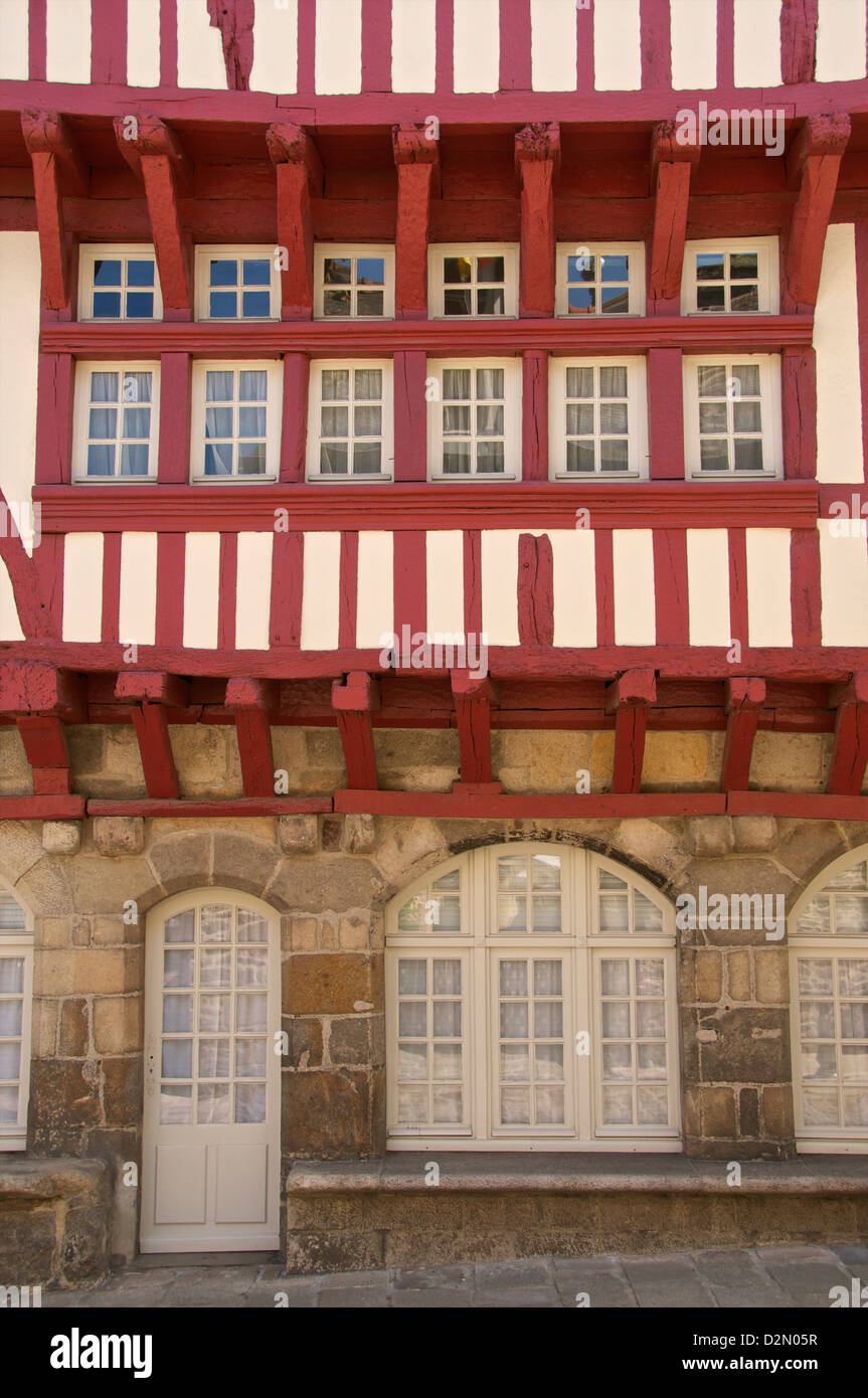 Medieval graticcio house, Merciers Square, Dinan, Brittany, Francia, Europa Foto Stock