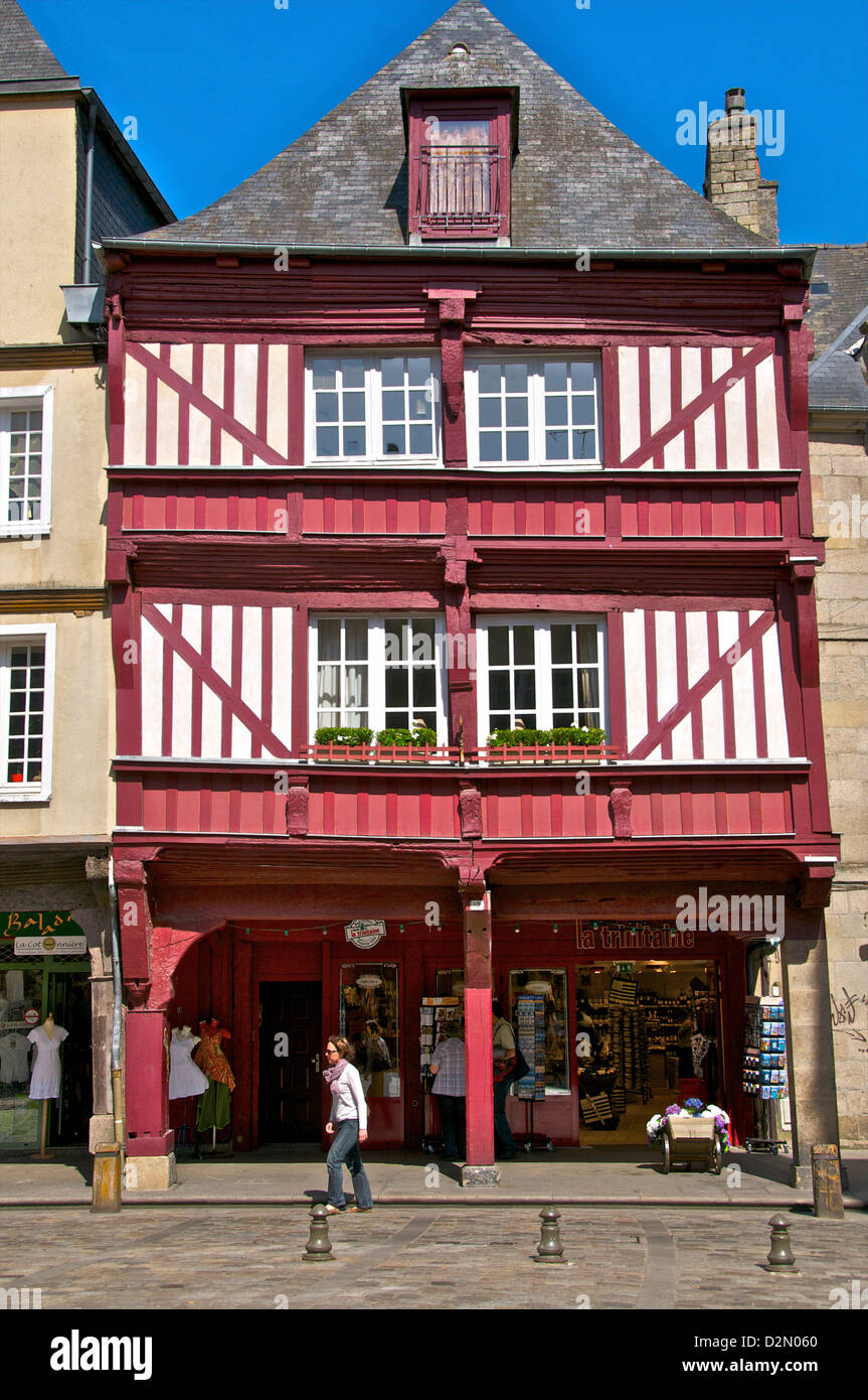 Negozi e rosso graticcio casa, piazza Cordeliers, Dinan, Brittany, Francia, Europa Foto Stock