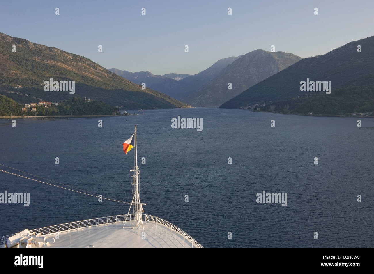 Una nave da crociera inizia la mattina presto la navigazione del percorso di avvolgimento di Kotor, Montenegro, Europa Foto Stock