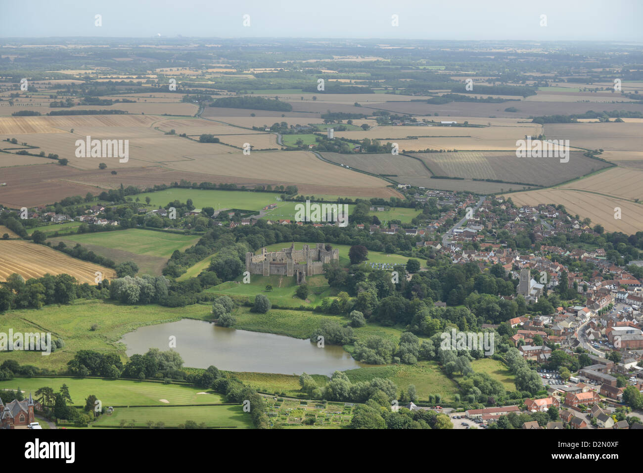 Fotografia aerea della città Framlingham e il castello con la campagna circostante Foto Stock