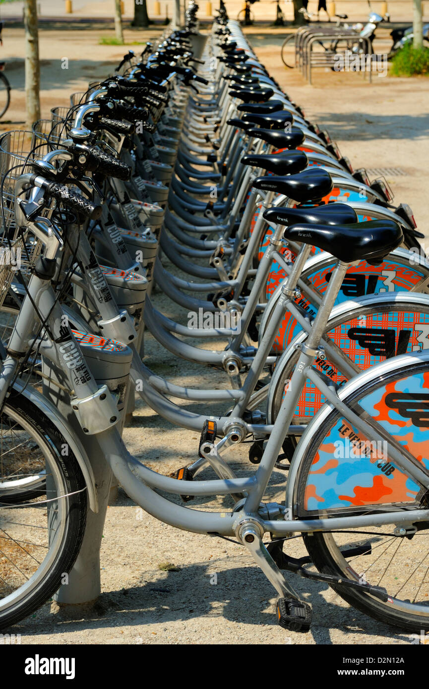 Possibilità di noleggio bici presso la stazione del tram, Esplanade des Quinconces, Bordeaux, Gironde, Aquitania, in Francia, in Europa Foto Stock