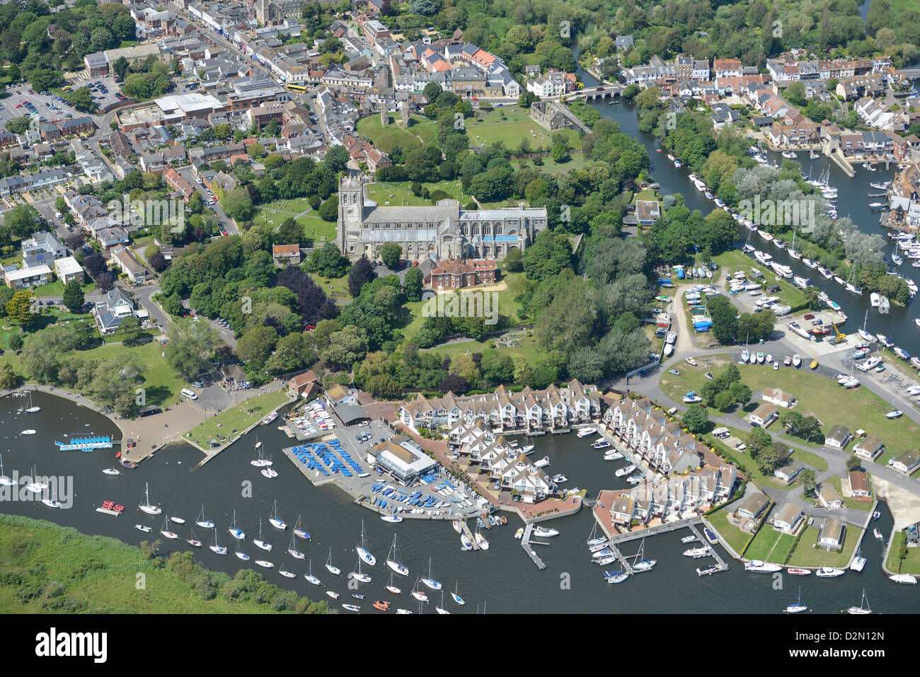Fotografia aerea della Marina e della Chiesa a Christchurch Dorset Foto Stock