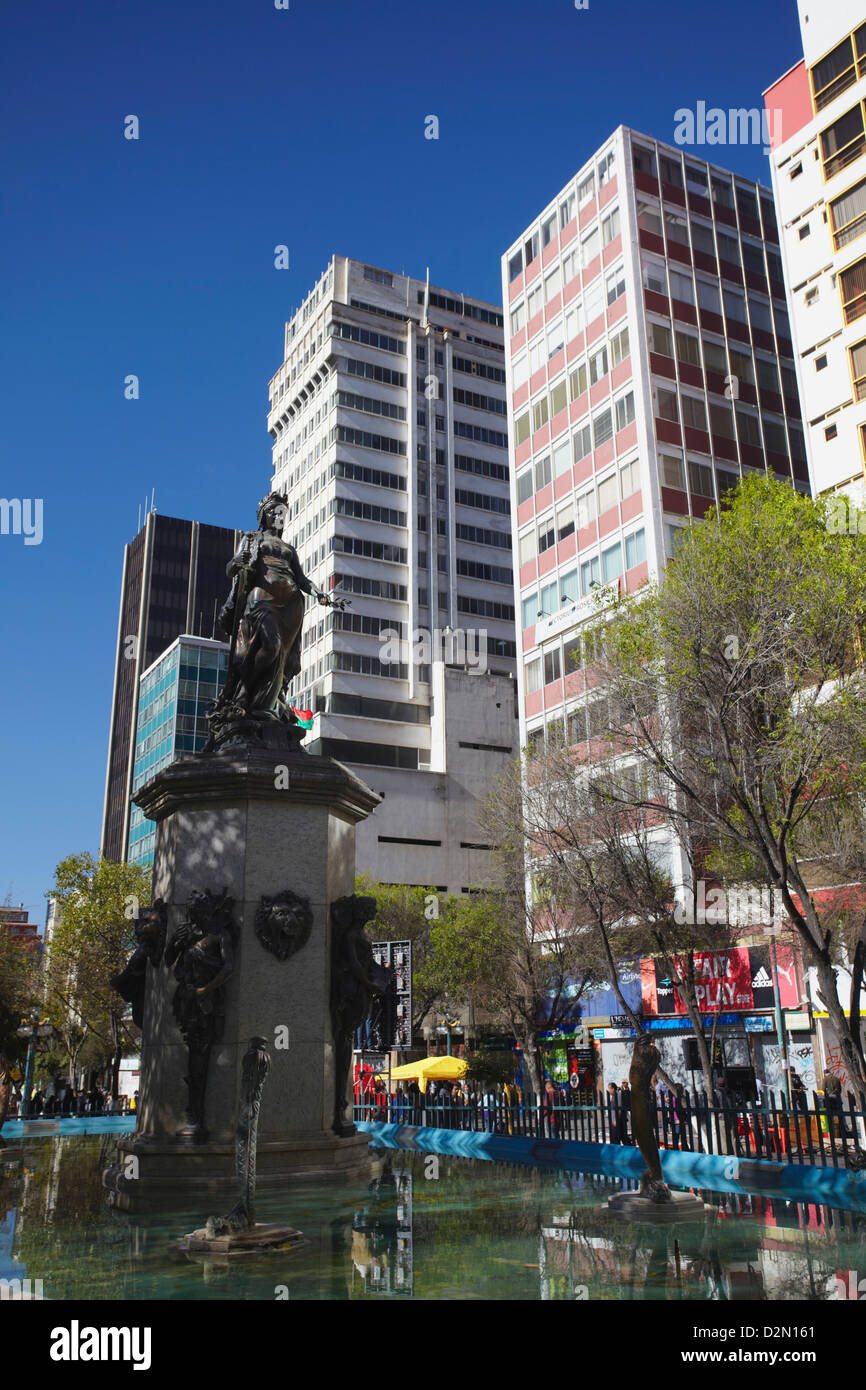 Statua lungo Avenida 16 de julio (El Prado), La Paz, Bolivia, Sud America Foto Stock