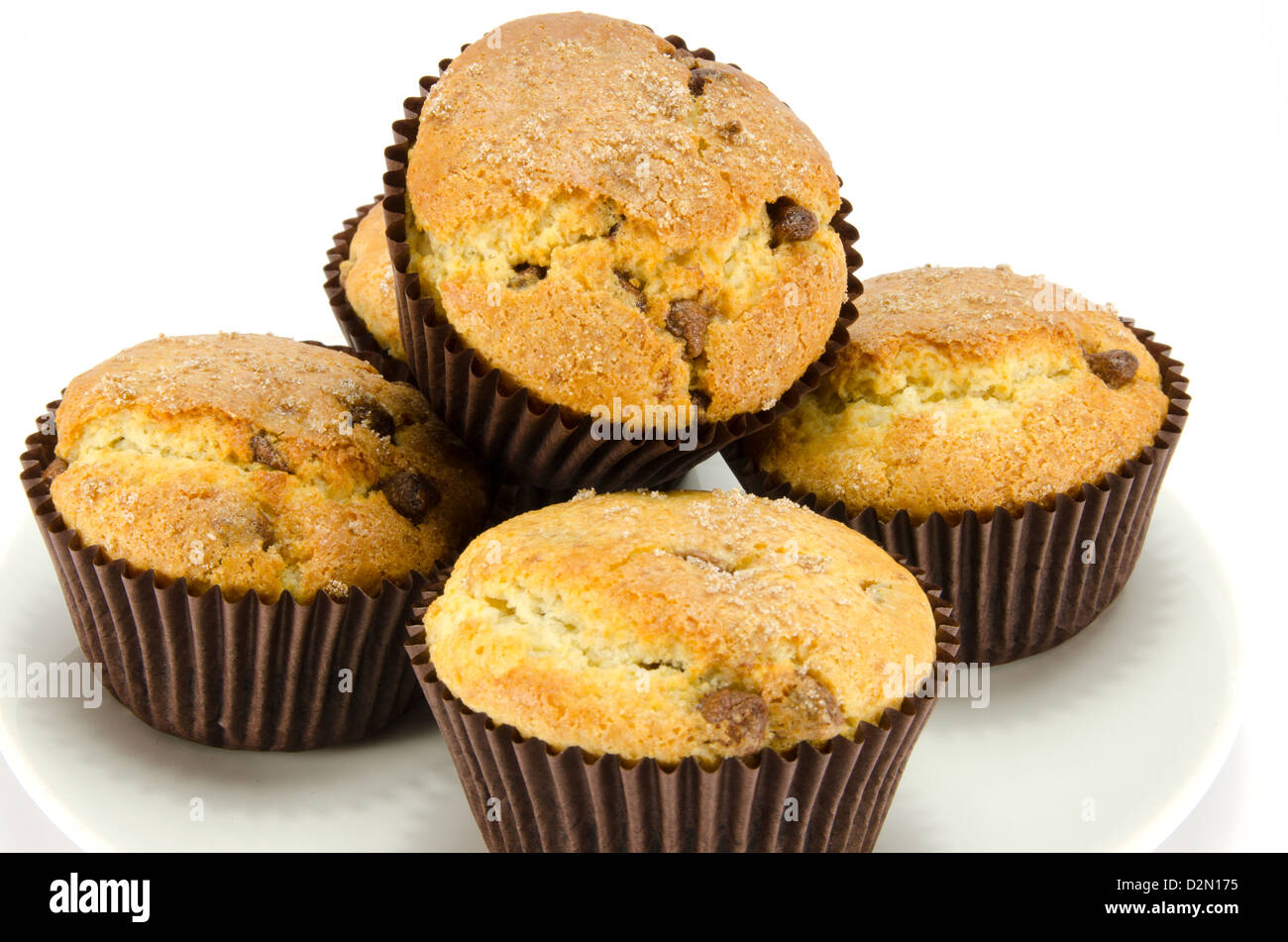 Chip choc muffin predisposti sulla piastra Foto Stock