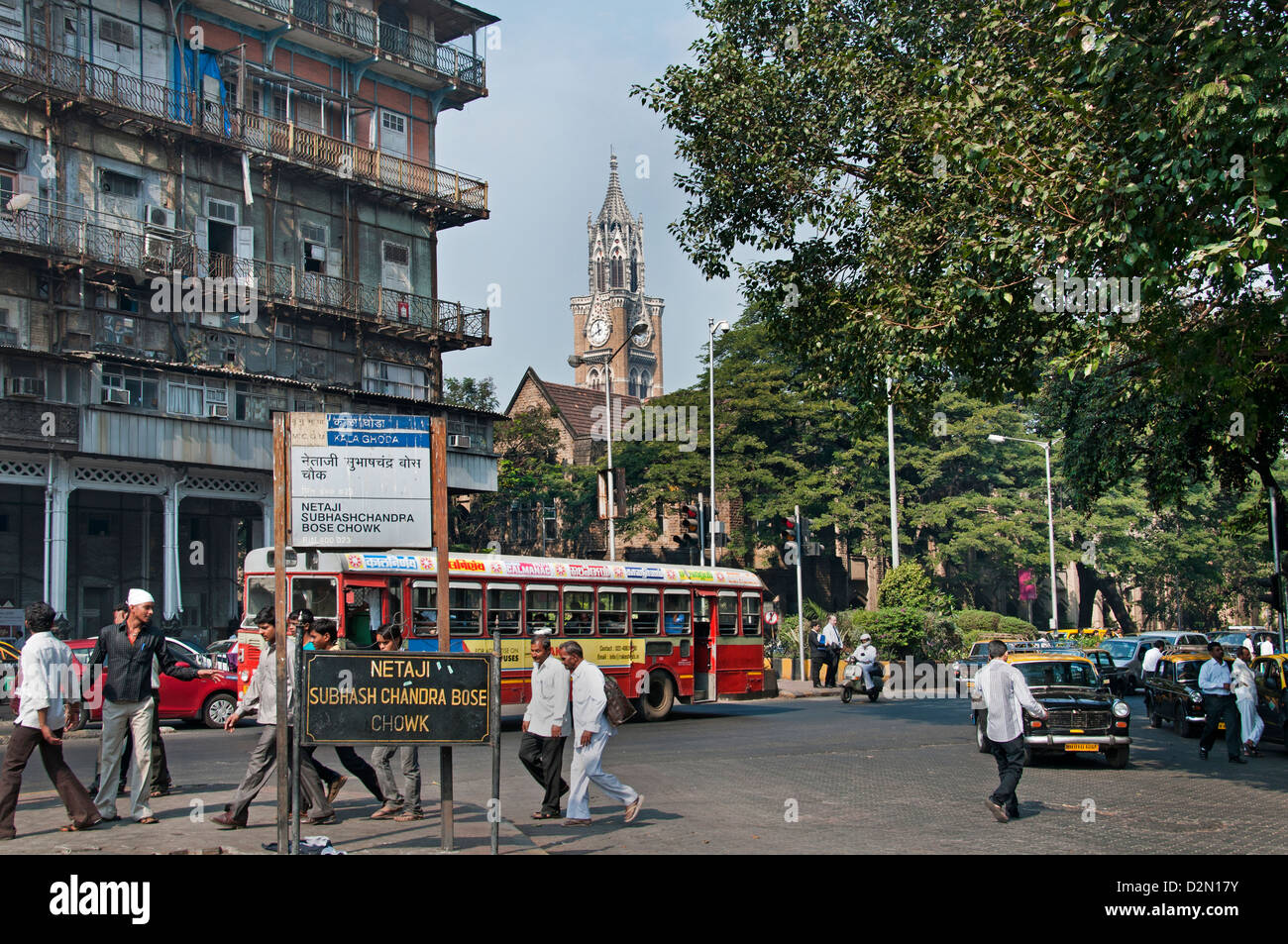 Mumbai il Mahatma Gandhi MG Road Fort ( Bombay ) India sullo sfondo la torre dell Orologio University Foto Stock