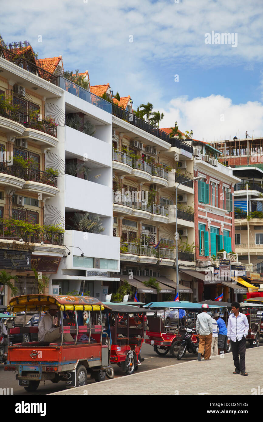 Tuk-tuks lungo Sisowath Quay, Phnom Penh, Cambogia, Indocina, Asia sud-orientale, Asia Foto Stock