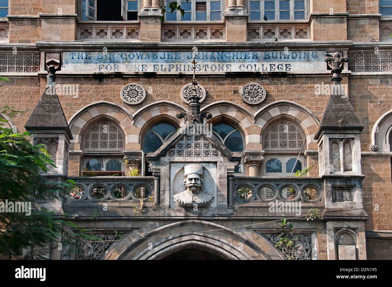 Sir Cowasjee Jehangier edificio - Elphinstone College più antico college dell'Università di Mumbai il Mahatma Gandhi MG Road Fort Foto Stock