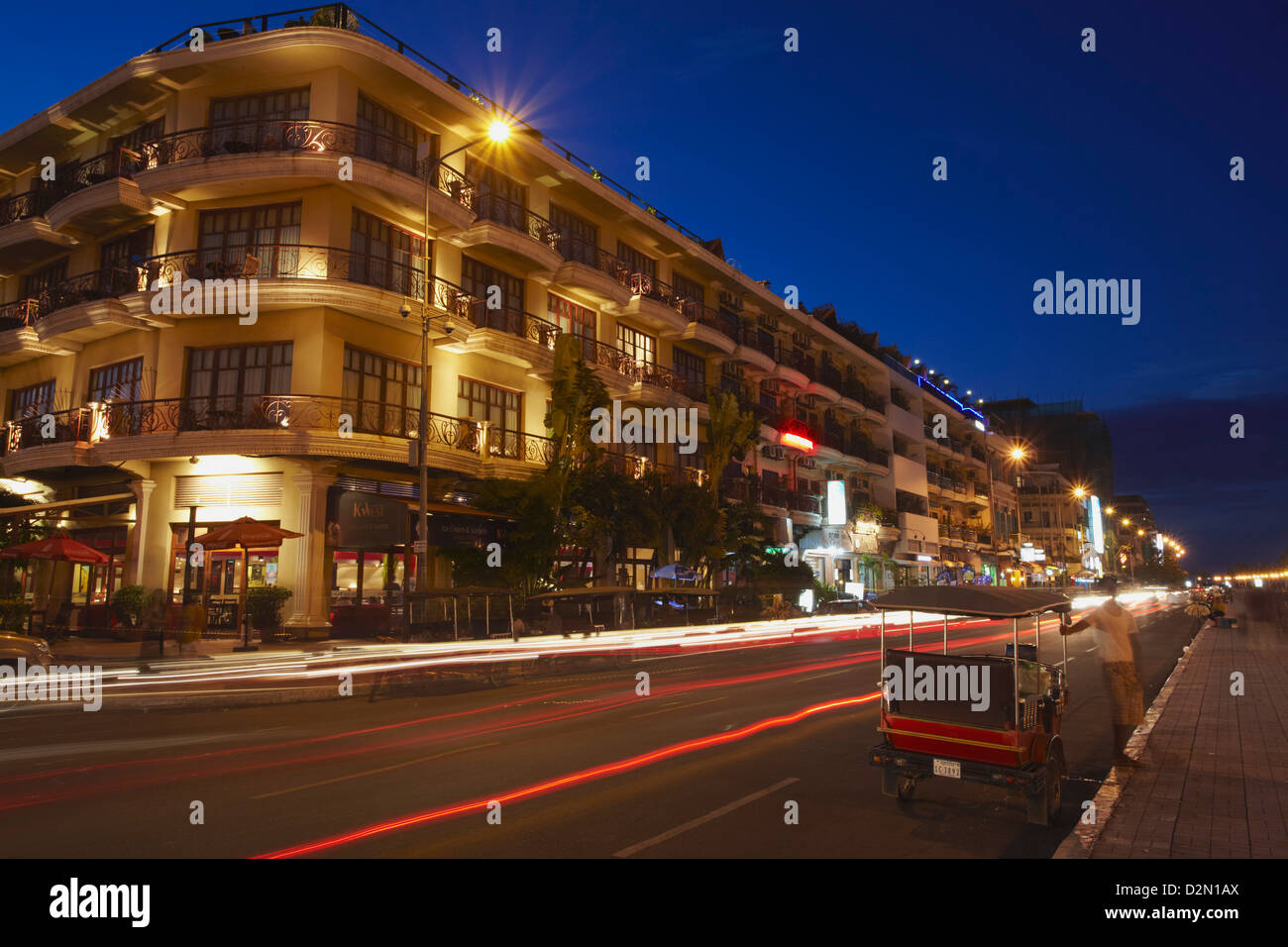 Tuk-tuk fuori Amanjaya Hotel al tramonto, Sisowath Quay, Phnom Penh, Cambogia, Indocina, Asia sud-orientale, Asia Foto Stock