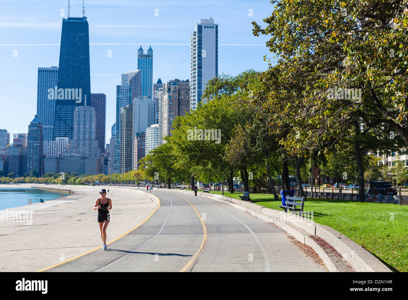 Pareggiatore su North Avenue Beach con John Hancock Center e dello skyline della città dietro, Chicago, Illinois, Stati Uniti d'America Foto Stock
