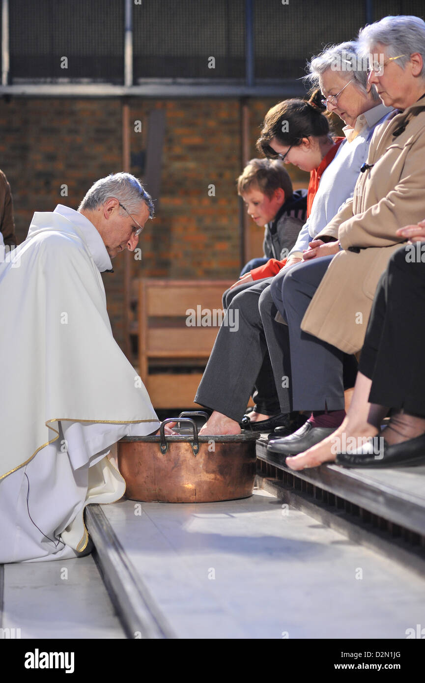 Lavare i piedi, Giovedì Santo, durante la settimana di Pasqua celebrazione, Parigi, Francia, Europa Foto Stock
