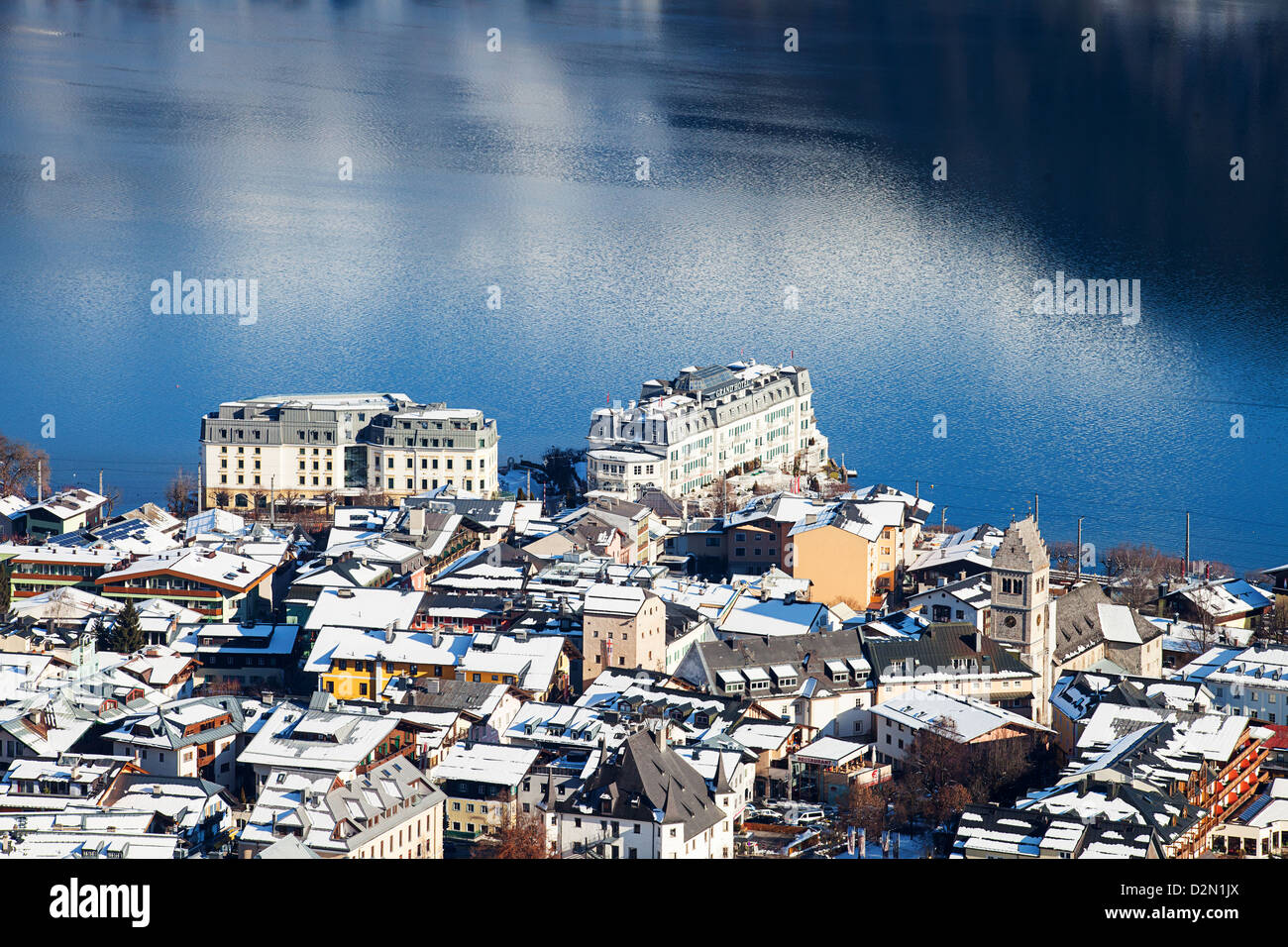 Zell am See panorama con il Grand Hotel nel mezzo, Alpi austriache, Austria. Foto Stock
