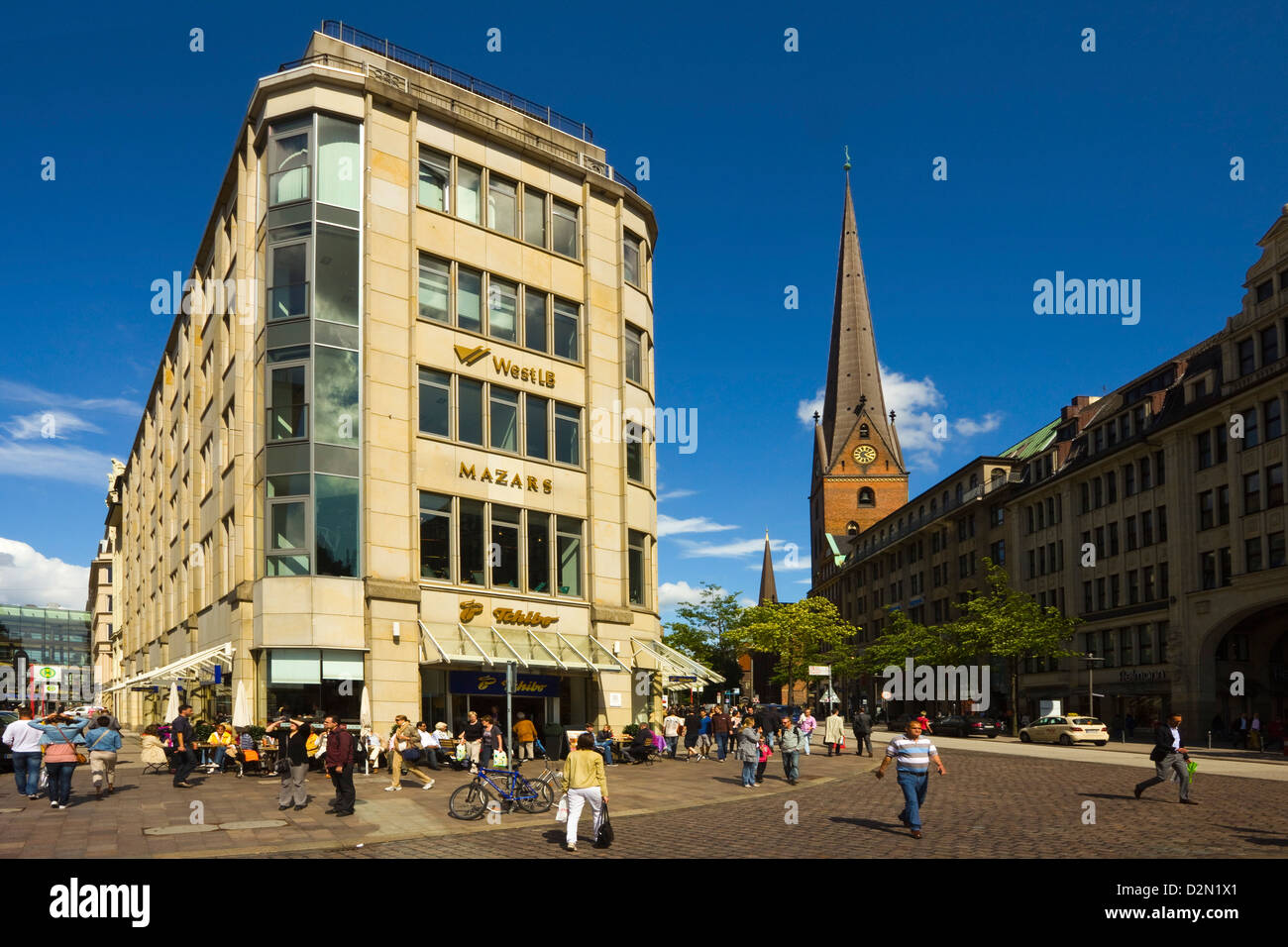 Vista da Rathausmarkt tra Hermannstrasse e Moenckebergstrasse, la Cattedrale di San Pietro al di là, Amburgo, Germania Foto Stock