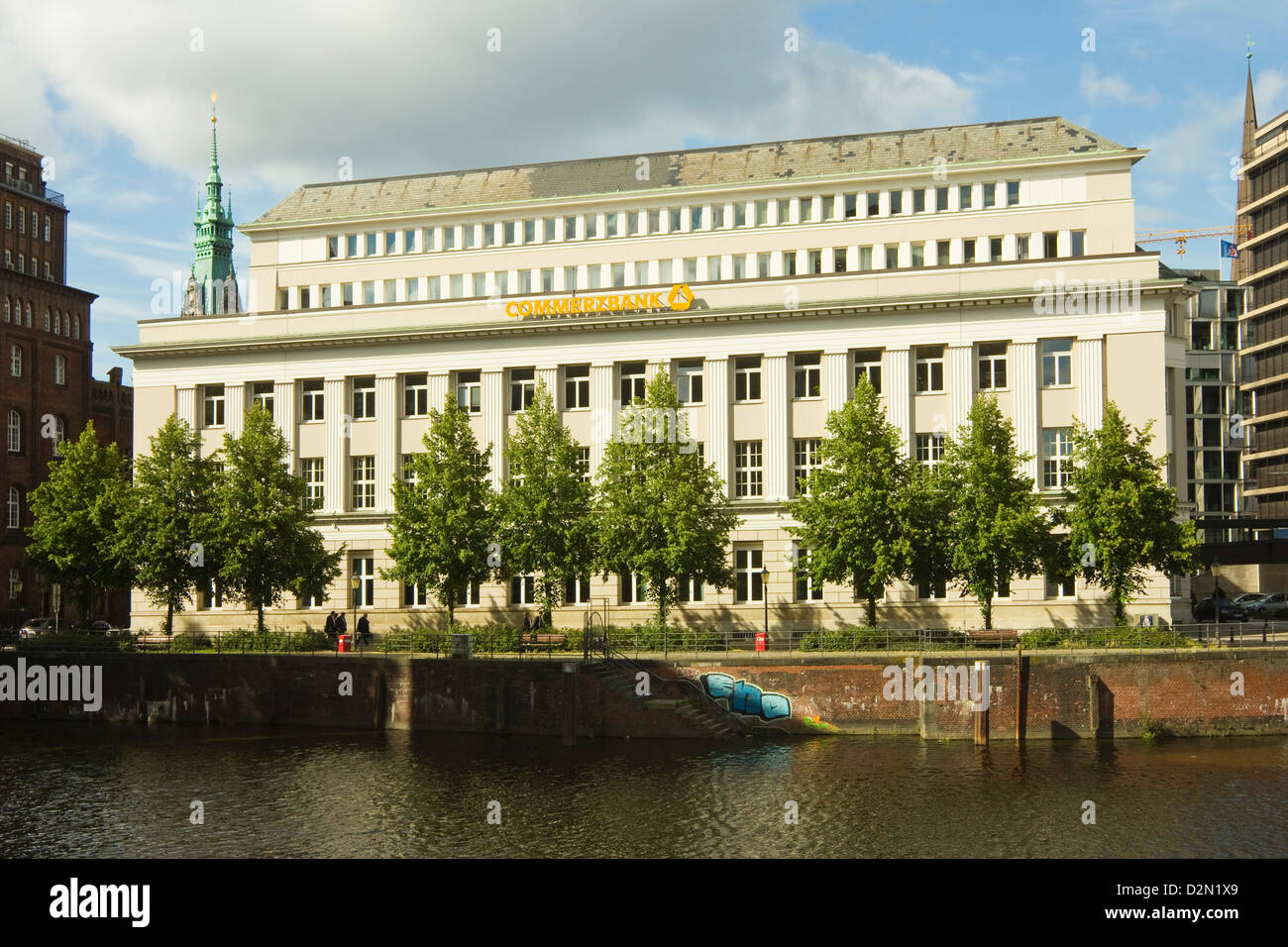 Ramo della Commerzbank, sul Nikolaifleet, una delle tante vie navigabili della città di Amburgo, Germania Foto Stock