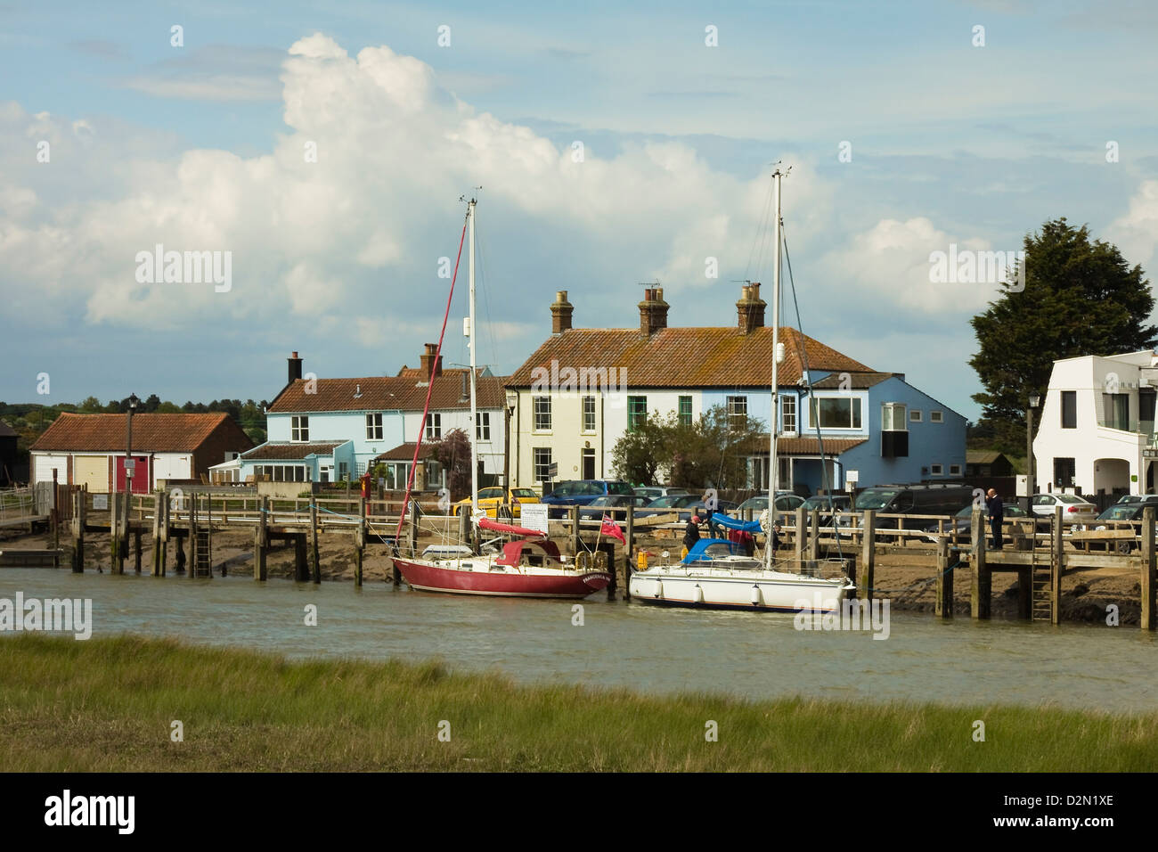 Guardando attraverso il Fiume Blyth verso le case e gli yacht ormeggiati sul Southwold banca, Walberswick, Suffolk, Inghilterra, Regno Unito Foto Stock