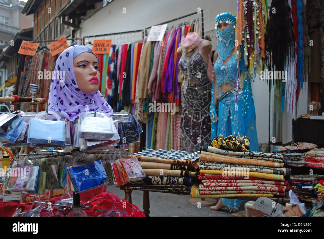 Il velo islamico e hijabs in vendita in Baščaršija, la città vecchia di Sarajevo Foto Stock