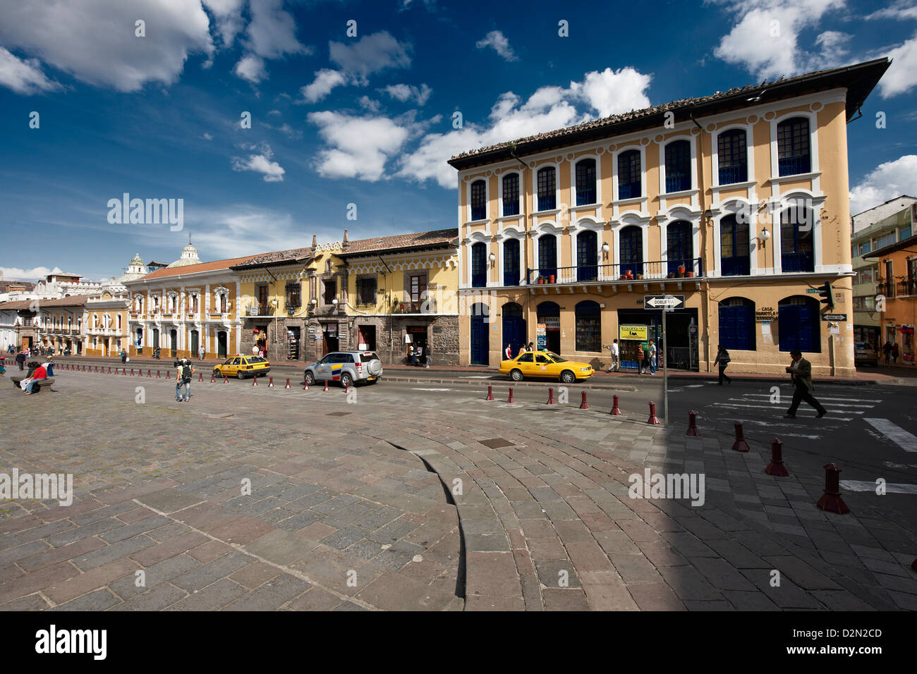 Storici edifici coloniali in Plaza de San Francisco, centro storico di Quito, Ecuador Foto Stock