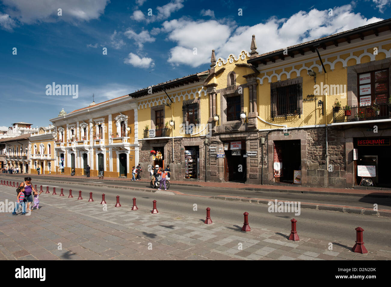 Storici edifici coloniali in Plaza de San Francisco, centro storico di Quito, Ecuador Foto Stock