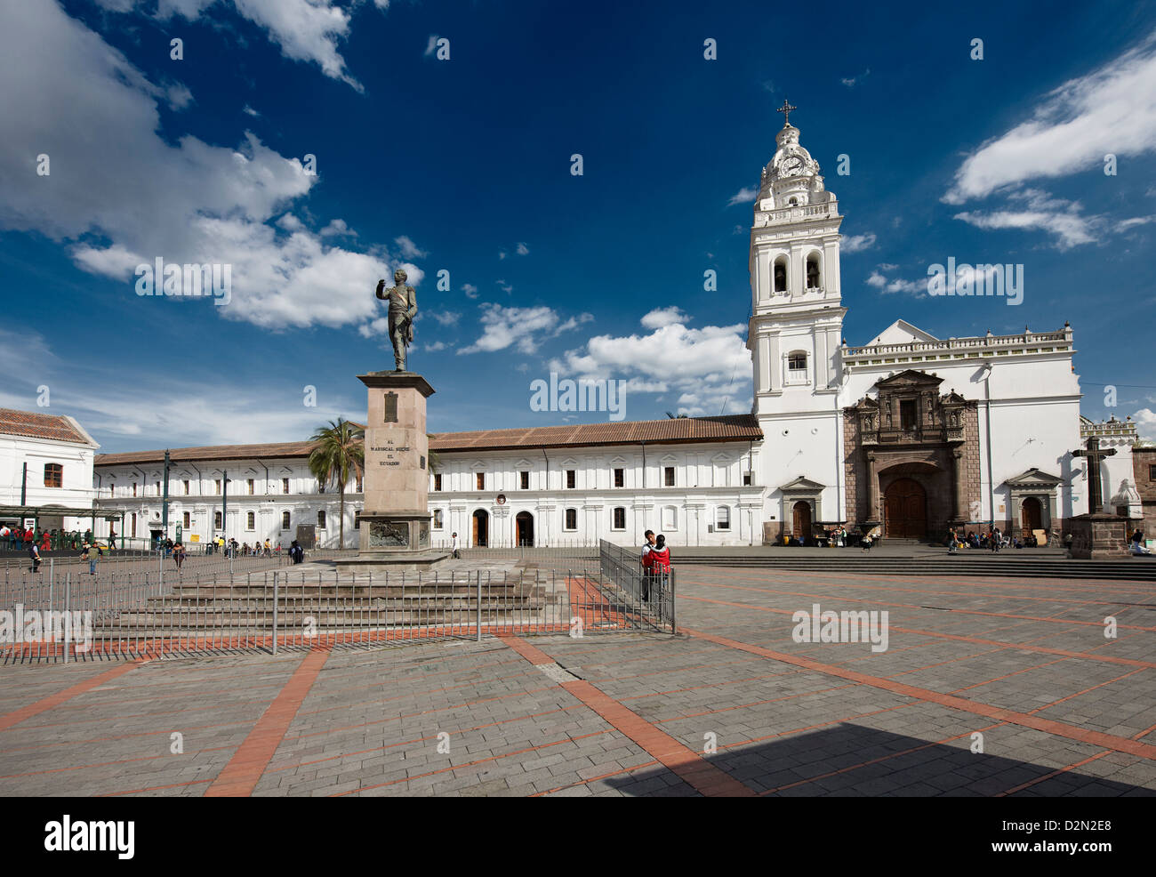 Santo Domingo Monastero e chiesa e Plaza, Mariscal Sucre statua davanti, Quito Ecuador Foto Stock