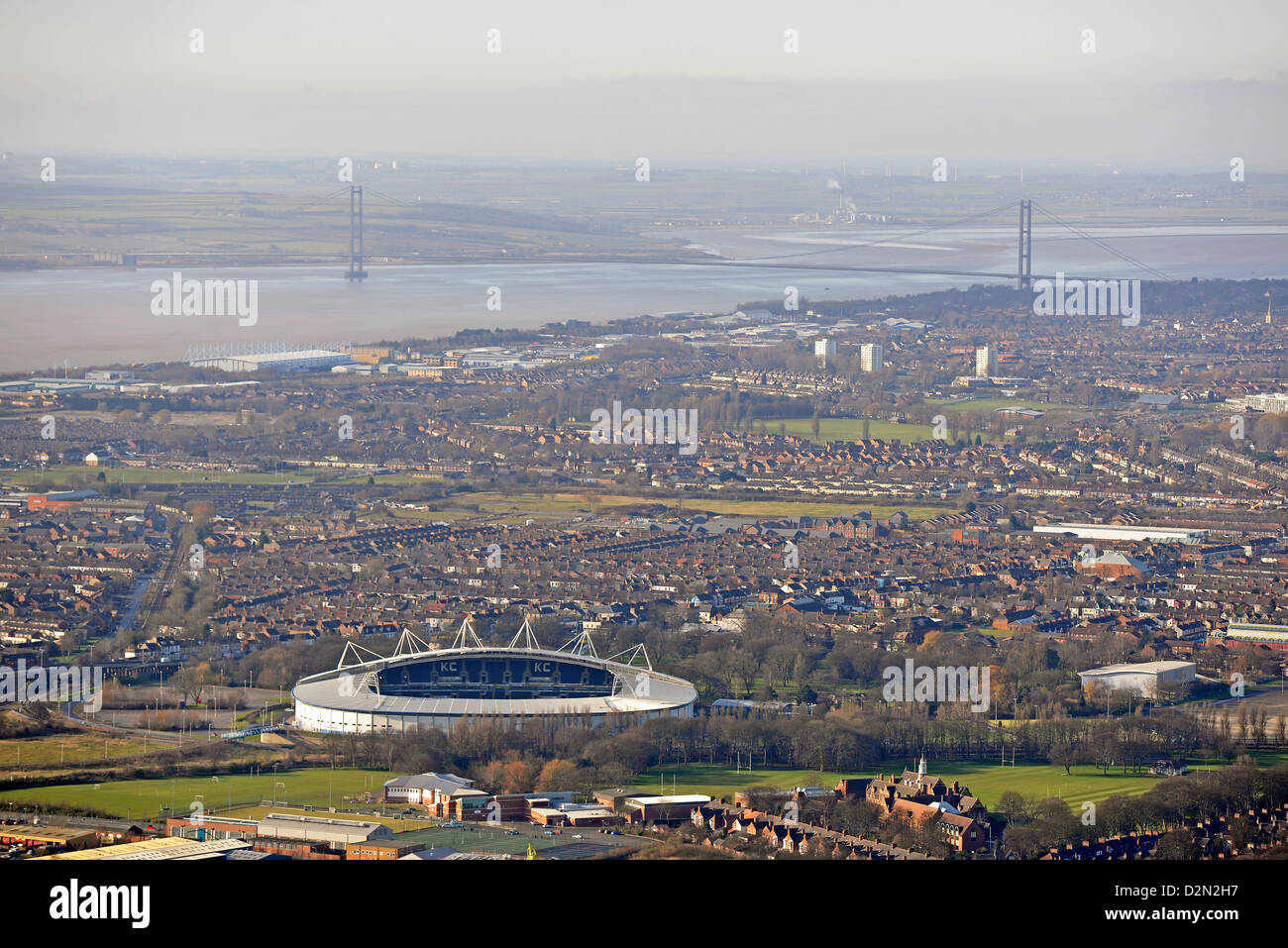 Fotografia aerea mostra lo scafo, Hull City FC e la Humber Bridge Foto Stock