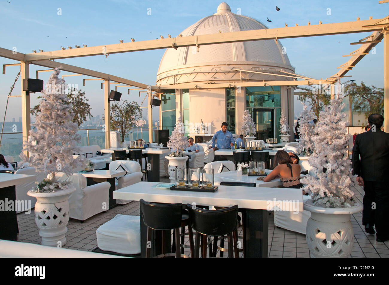 Cupola Cafe Bar Pub terrazza panoramica del lungomare di Mumbai Bombay ( ) India Marine Drive Foto Stock
