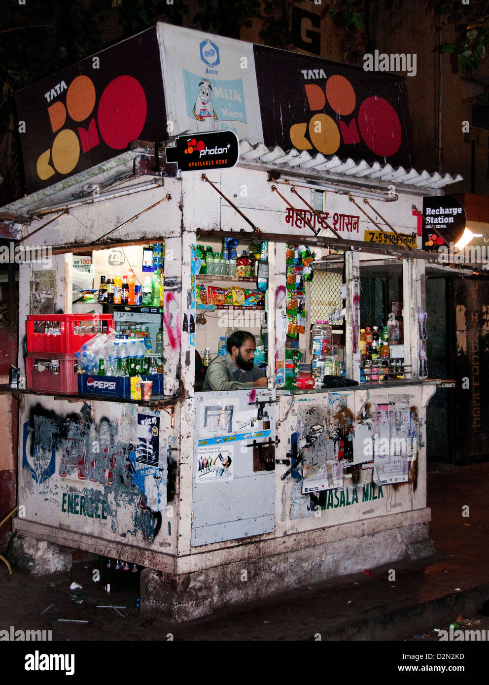 Fort Mumbai ( Bombay ) India street market sigaretta store negozio di dolciumi Foto Stock