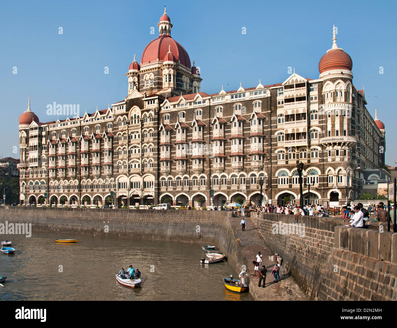 Il Taj Mahal Palace e' un hotel di lusso a cinque stelle nella zona Colaba di Mumbai, Maharashtra, India, situato vicino alla porta dell'India Foto Stock