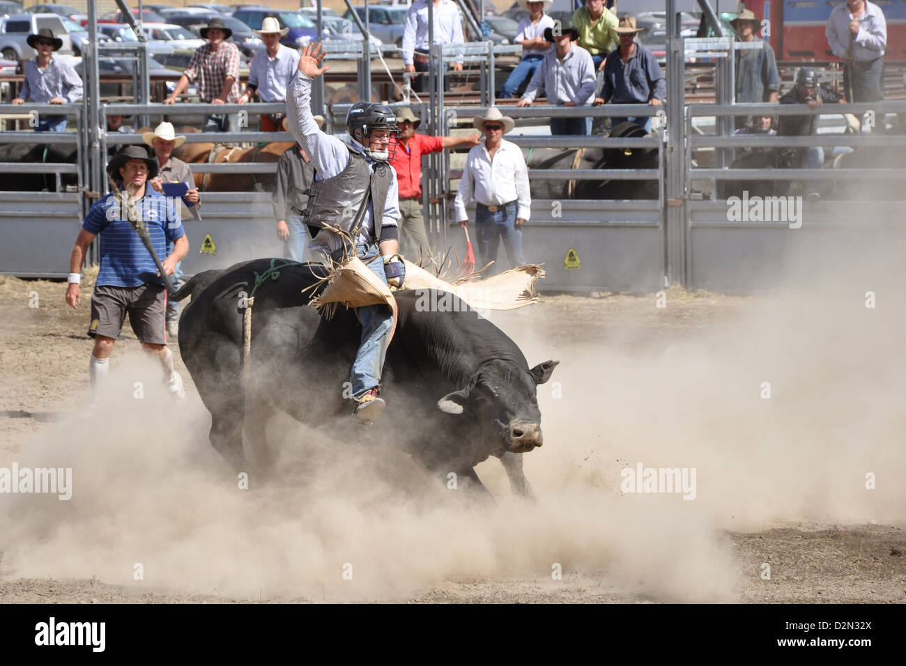 Bull riding durante un rodeo concorrenza Foto Stock