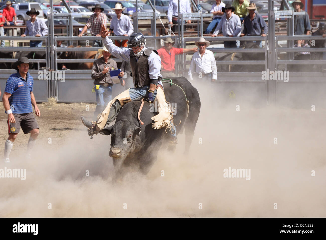 Bull riding durante un rodeo concorrenza Foto Stock