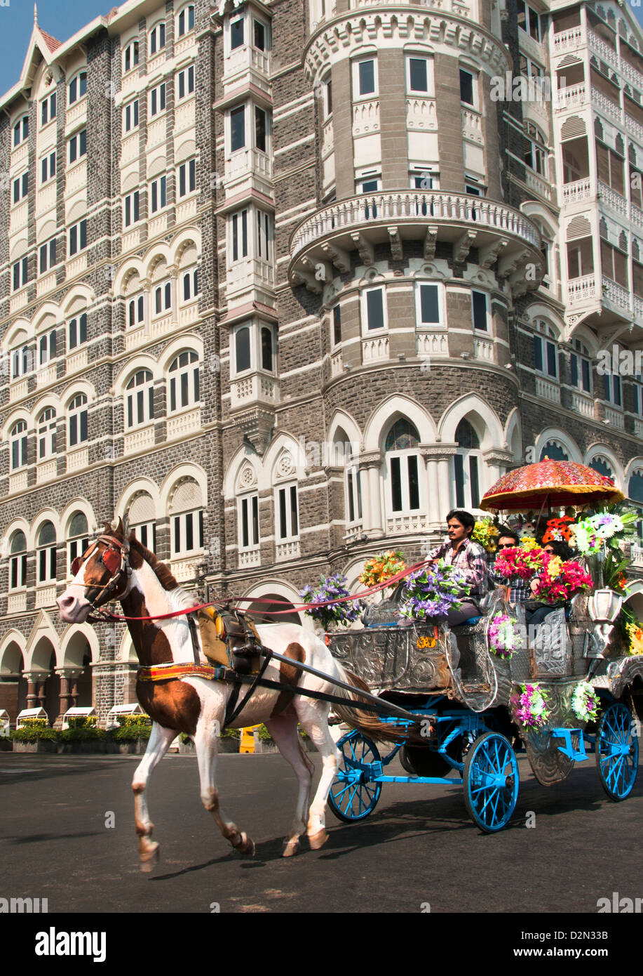 Carro trainato da cavalli su un viaggio turistico intorno a Colaba Mumbai di fronte theTaj Mahal Palace Hotel Mumbai ( Bombay ) India Foto Stock