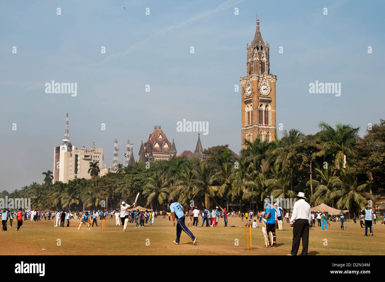 Fine settimana di partite di cricket al Parco di Maidan Churchgate Mumbai Bombay in India università di sfondo di Mumbai e Rajabai clock tower Foto Stock