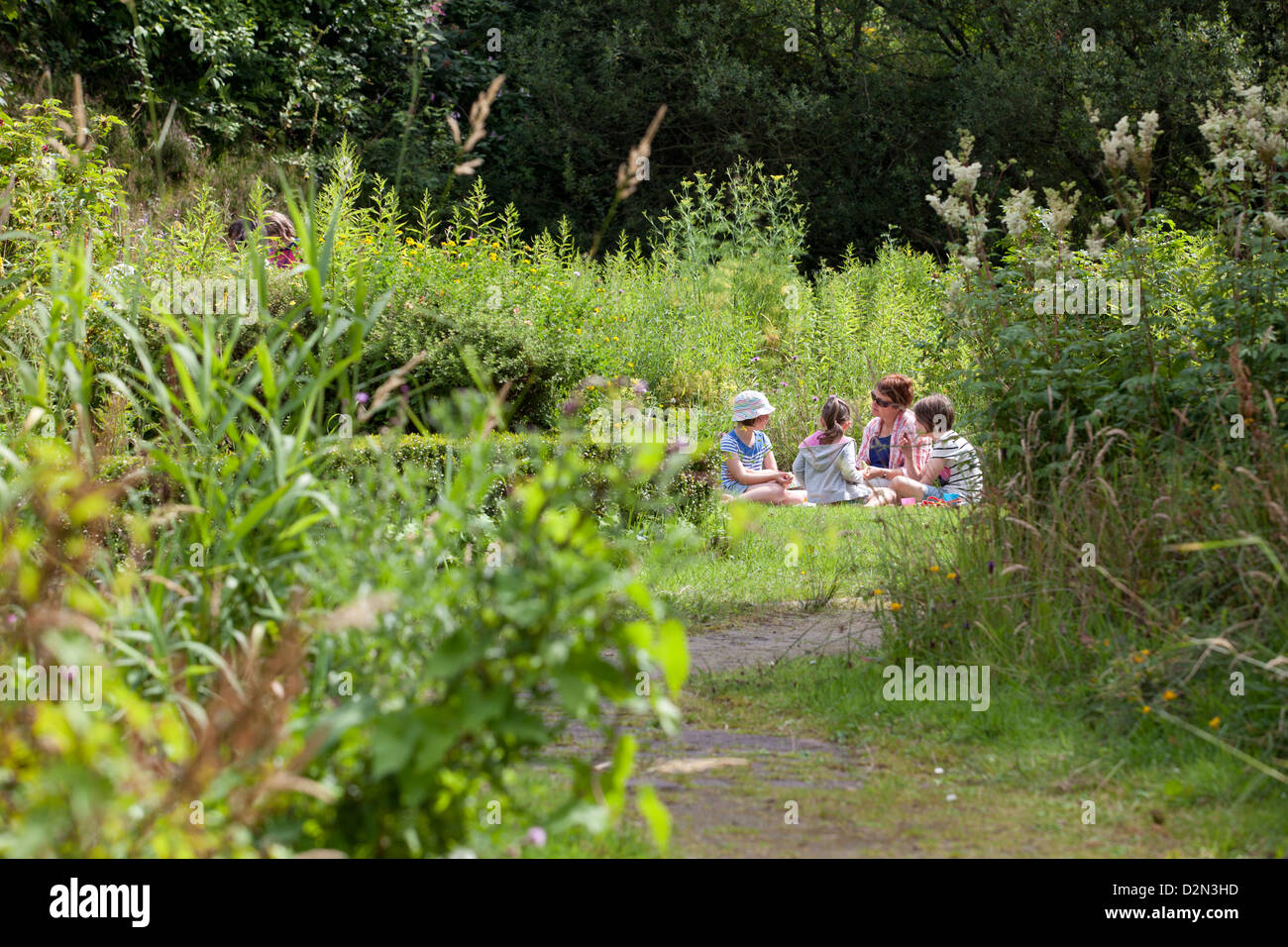 Brownhill campagna Centro - insegnanti e bambini in giardino Foto Stock