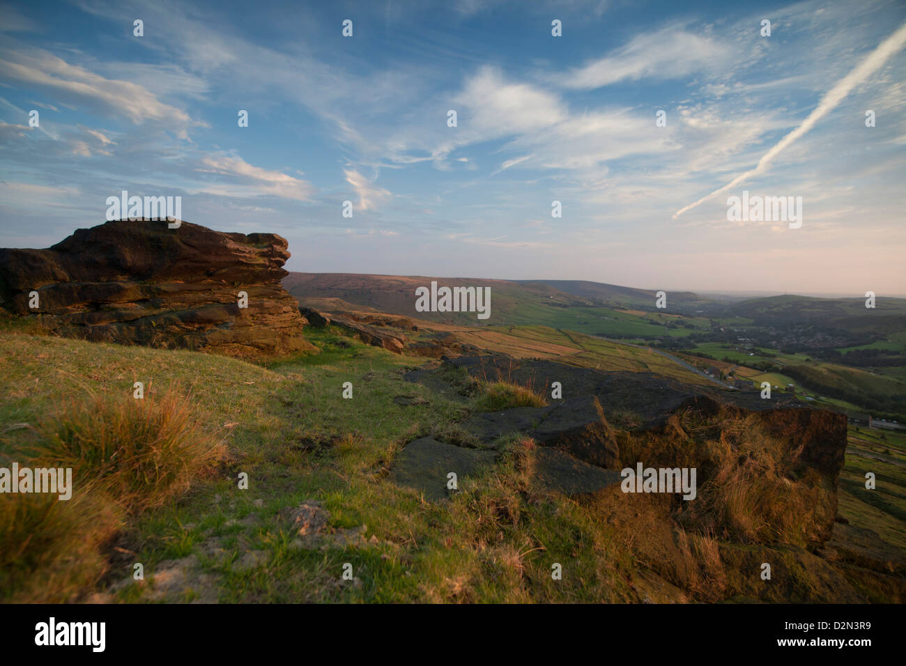 Vista da sopra Standedge Castleshaw guardando verso Saddleworth Moor in lontananza . Pennine classico scenario Foto Stock