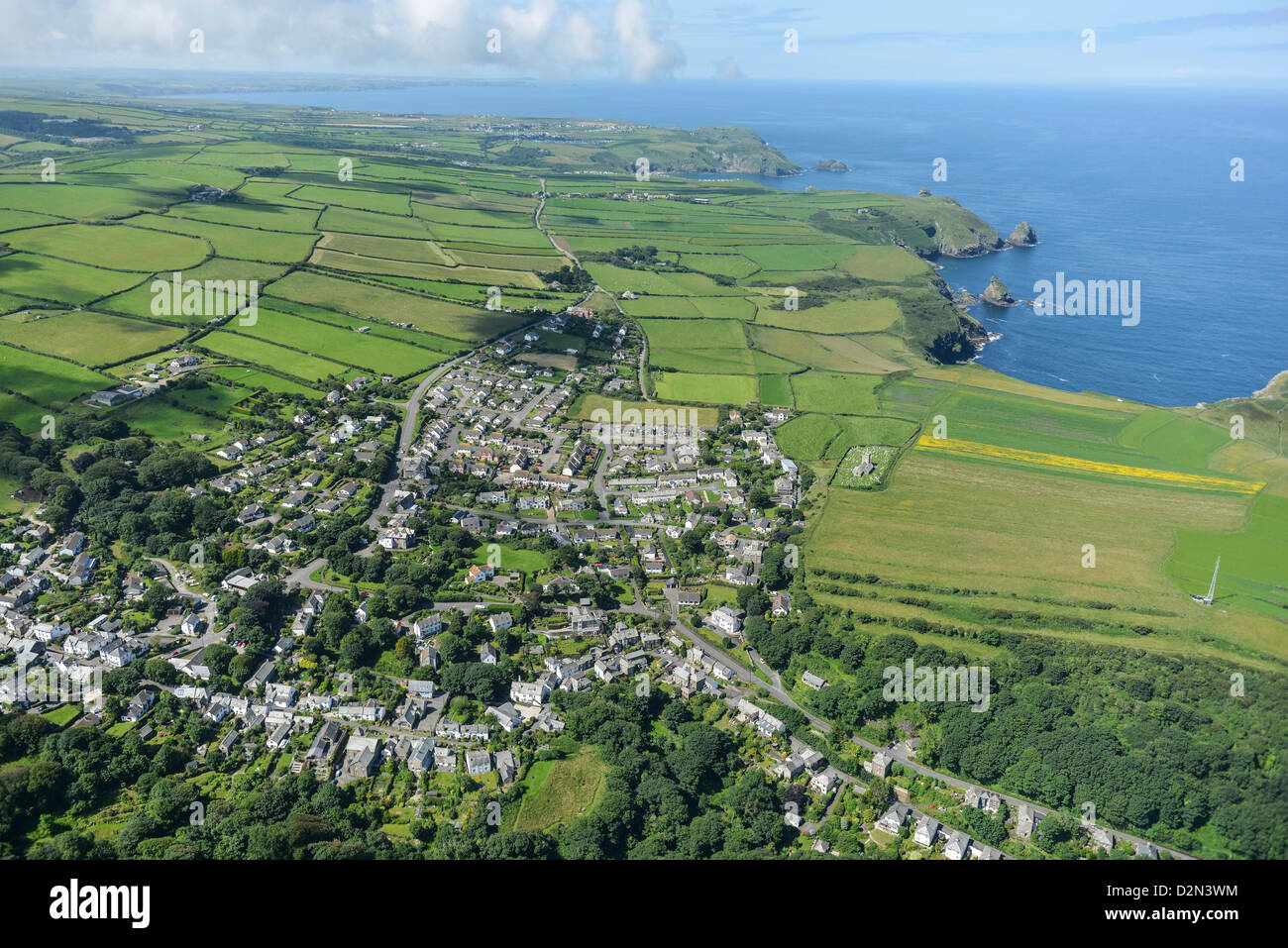 Fotografia aerea di Boscastle in Cornovaglia che guarda verso il mare Foto Stock
