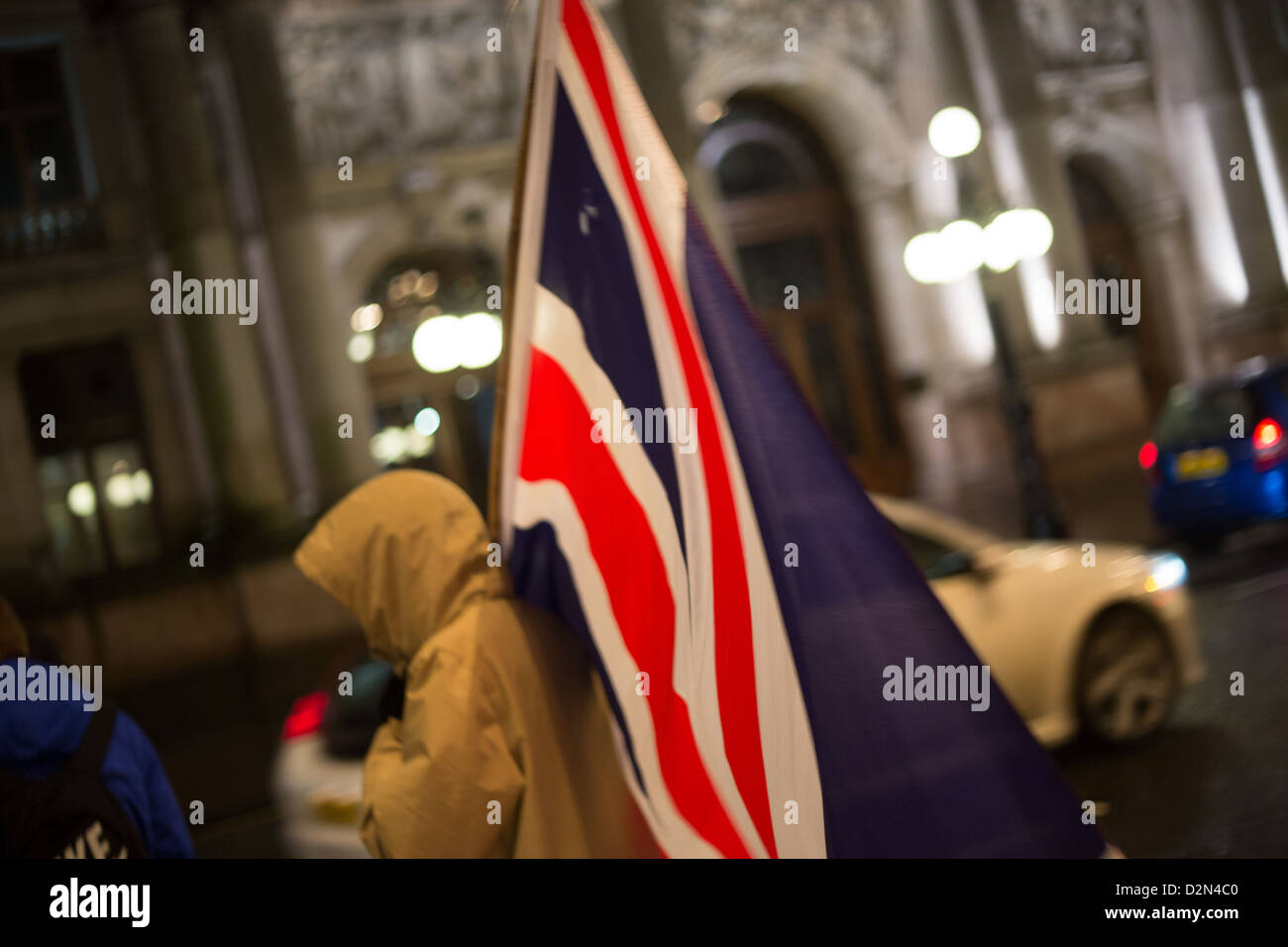 Gli unionisti in Glasgow, a sostegno del Nord dimostrazioni irlandese esigente la Union Jack flag continuano ad essere volato a Belfast. Foto Stock