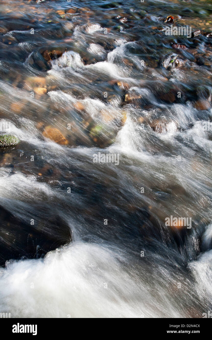 Veloce dell'acqua che scorre in un fiume Pennine Foto Stock