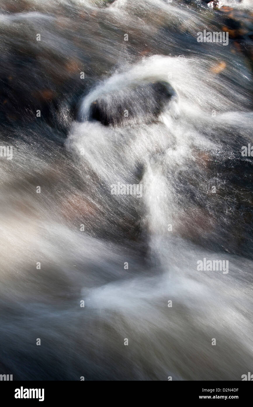 Veloce dell'acqua che scorre in un fiume Pennine Foto Stock