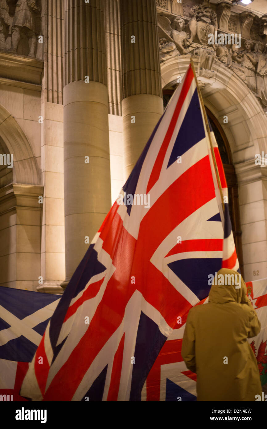 Gli unionisti in Glasgow, a sostegno del Nord dimostrazioni irlandese esigente la Union Jack flag continuano ad essere volato a Belfast. Foto Stock