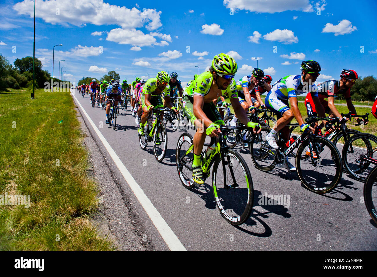 Peloton salendo su El Volcan in Tour de San Luis 2013 Foto Stock