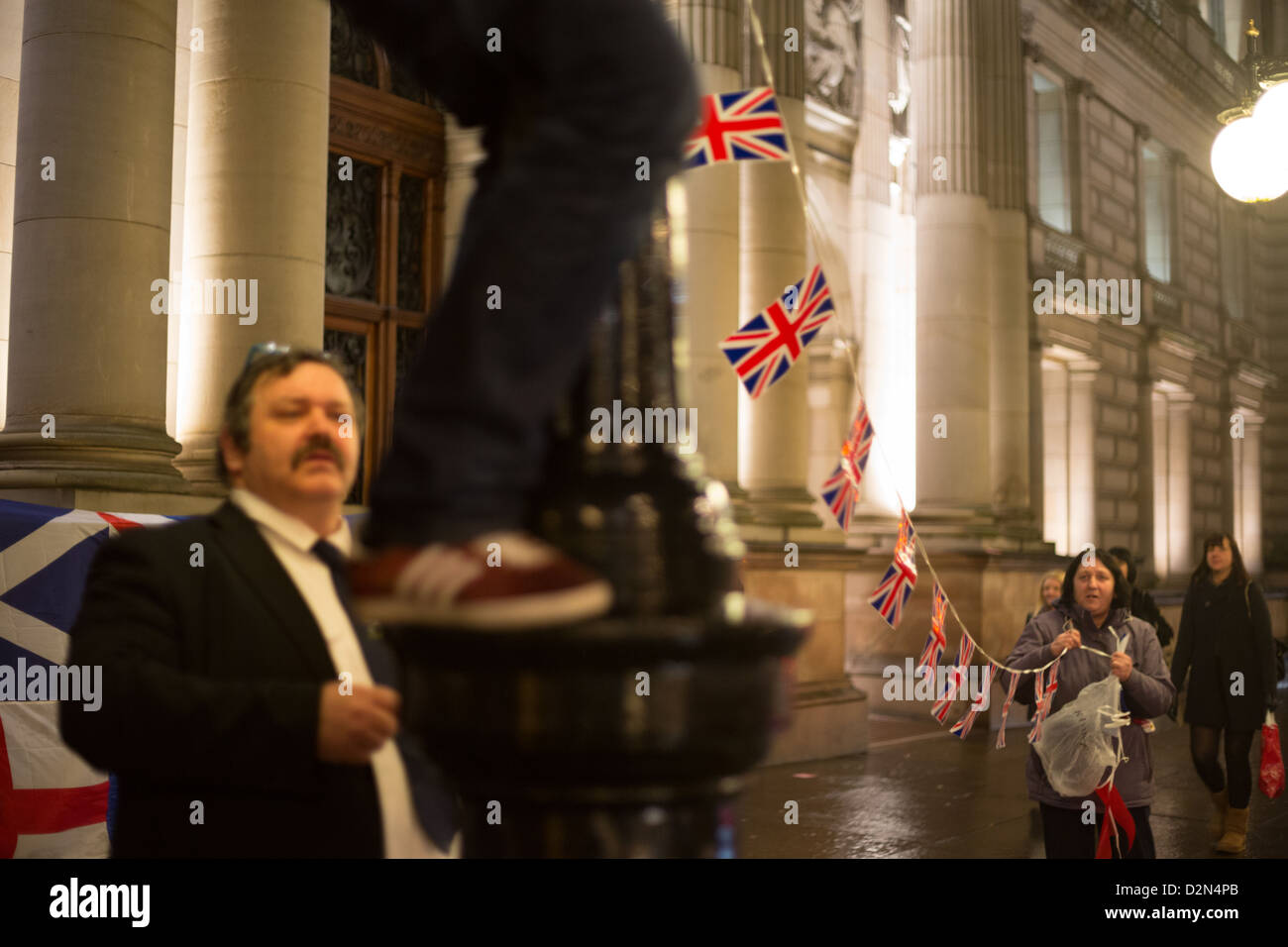 Gli unionisti in Glasgow, a sostegno del Nord dimostrazioni irlandese esigente la Union Jack flag continuano ad essere volato a Belfast. Foto Stock