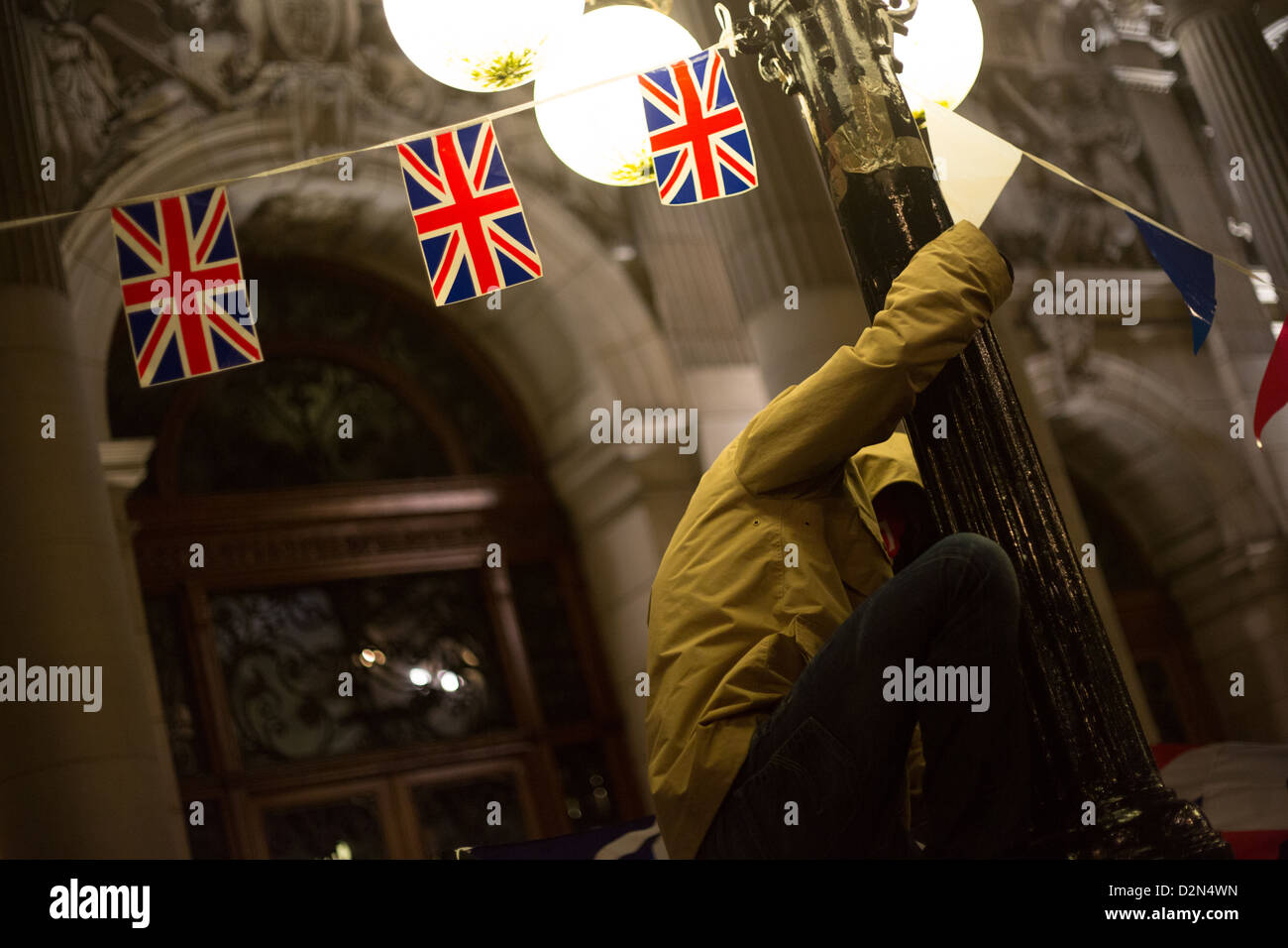 Gli unionisti in Glasgow, a sostegno del Nord dimostrazioni irlandese esigente la Union Jack flag continuano ad essere volato a Belfast. Foto Stock