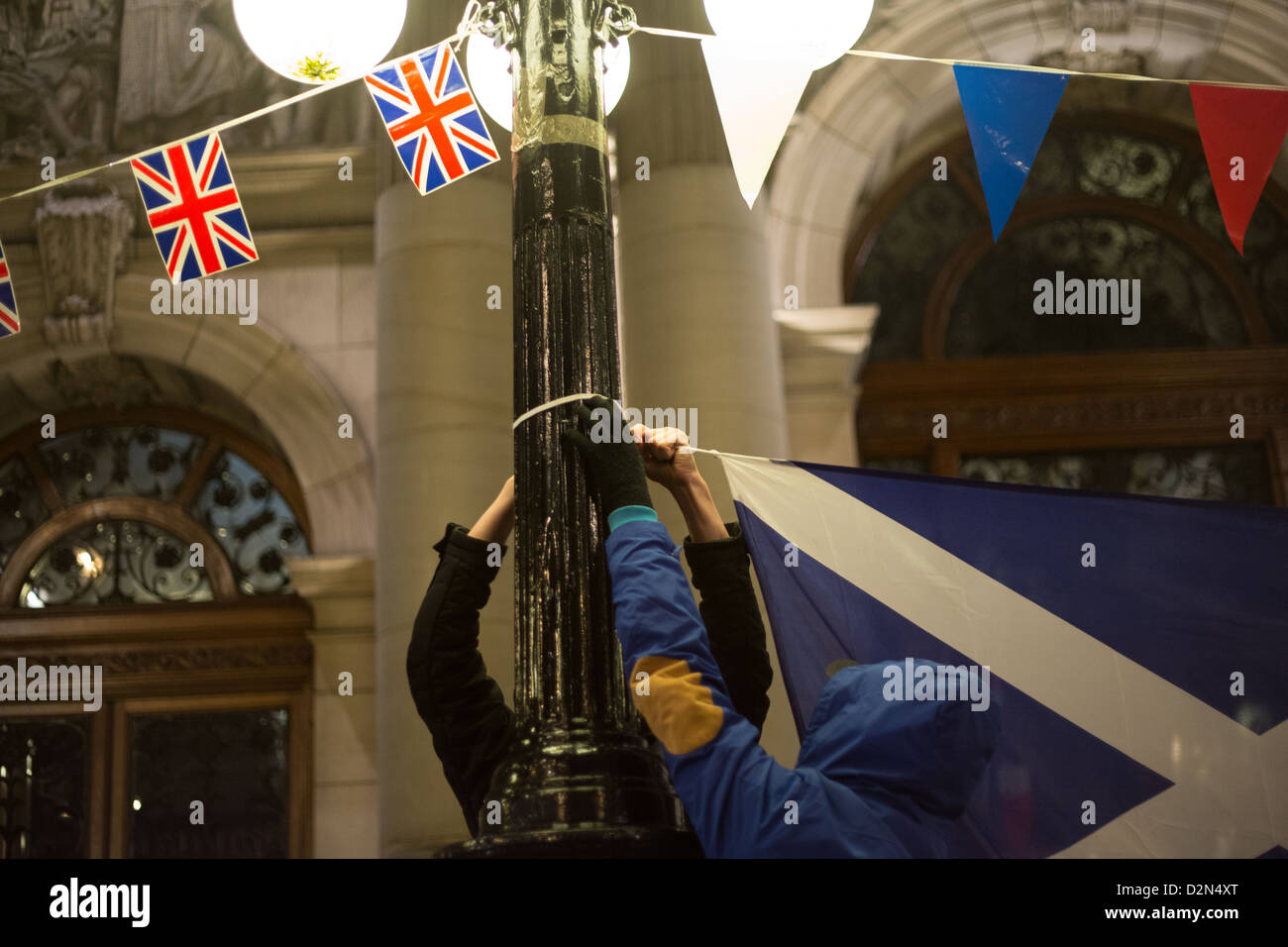 Gli unionisti in Glasgow, a sostegno del Nord dimostrazioni irlandese esigente la Union Jack flag continuano ad essere volato a Belfast. Foto Stock