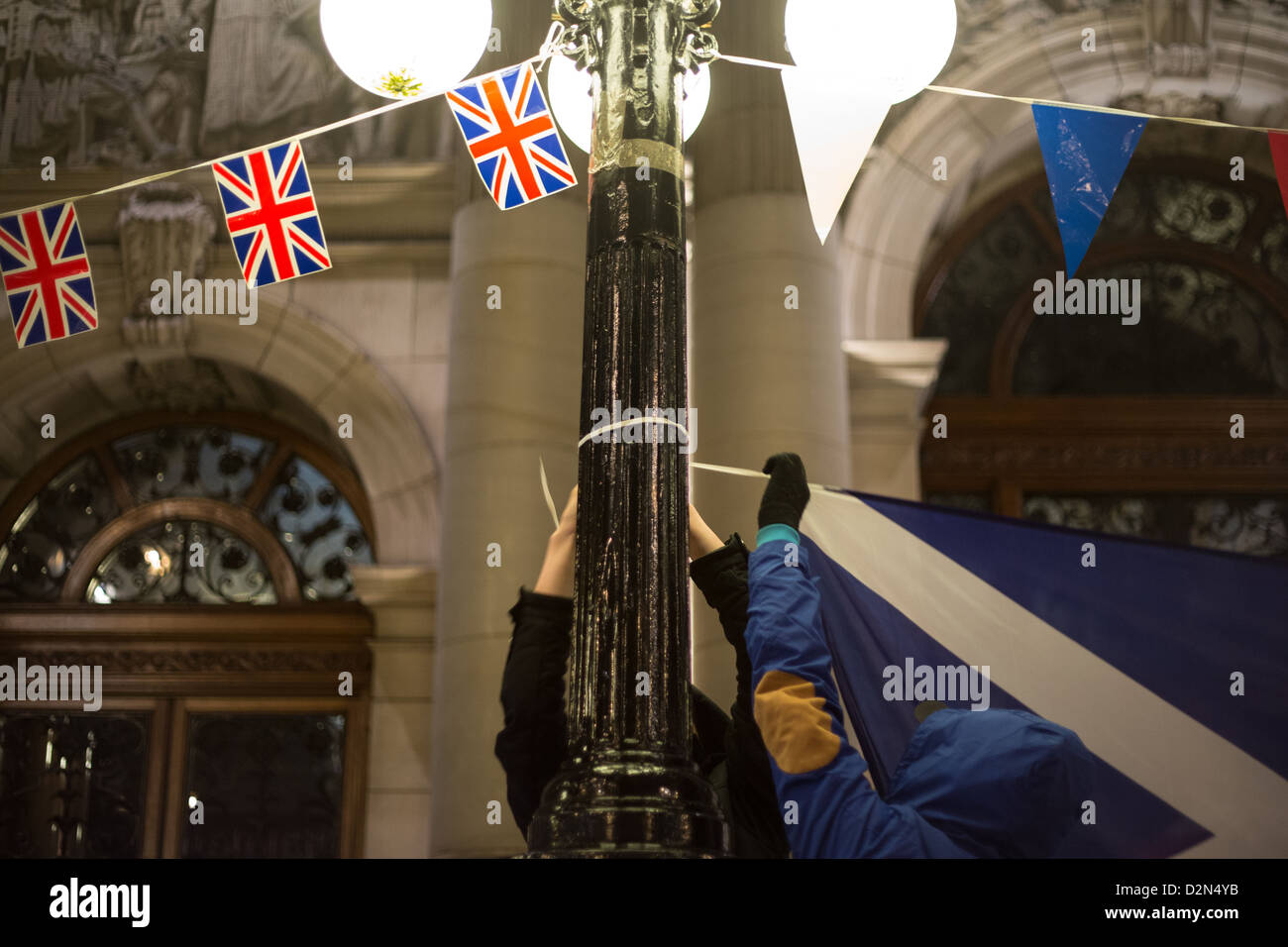 Gli unionisti in Glasgow, a sostegno del Nord dimostrazioni irlandese esigente la Union Jack flag continuano ad essere volato a Belfast. Foto Stock