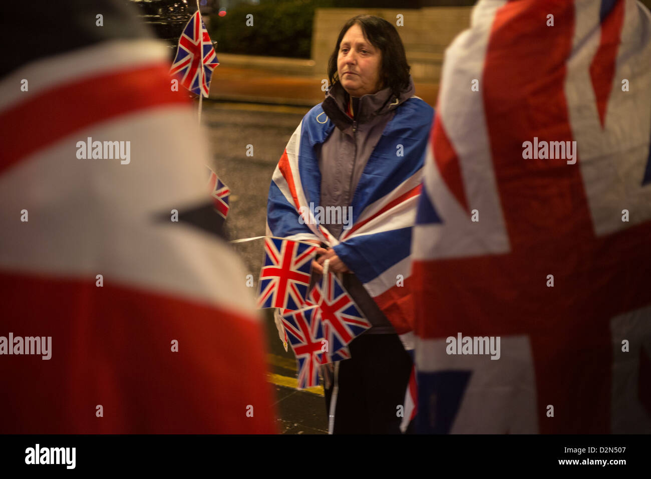 Gli unionisti in Glasgow, a sostegno del Nord dimostrazioni irlandese esigente la Union Jack flag continuano ad essere volato a Belfast. Foto Stock