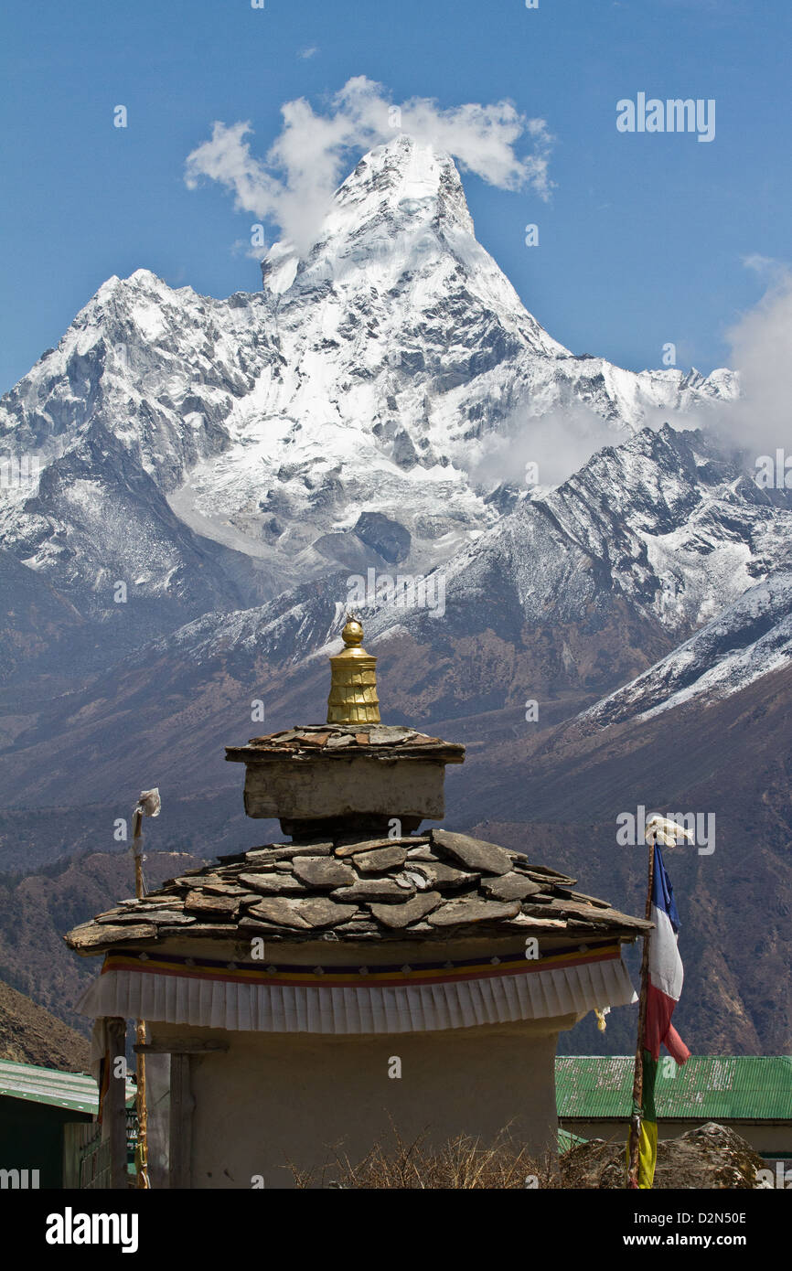 Santuario buddista e Ama Dablam montagna nella gamma himalayana del Nepal orientale. 6,856 metri (22,493 ft). Valle del Khumbu Nepal Foto Stock