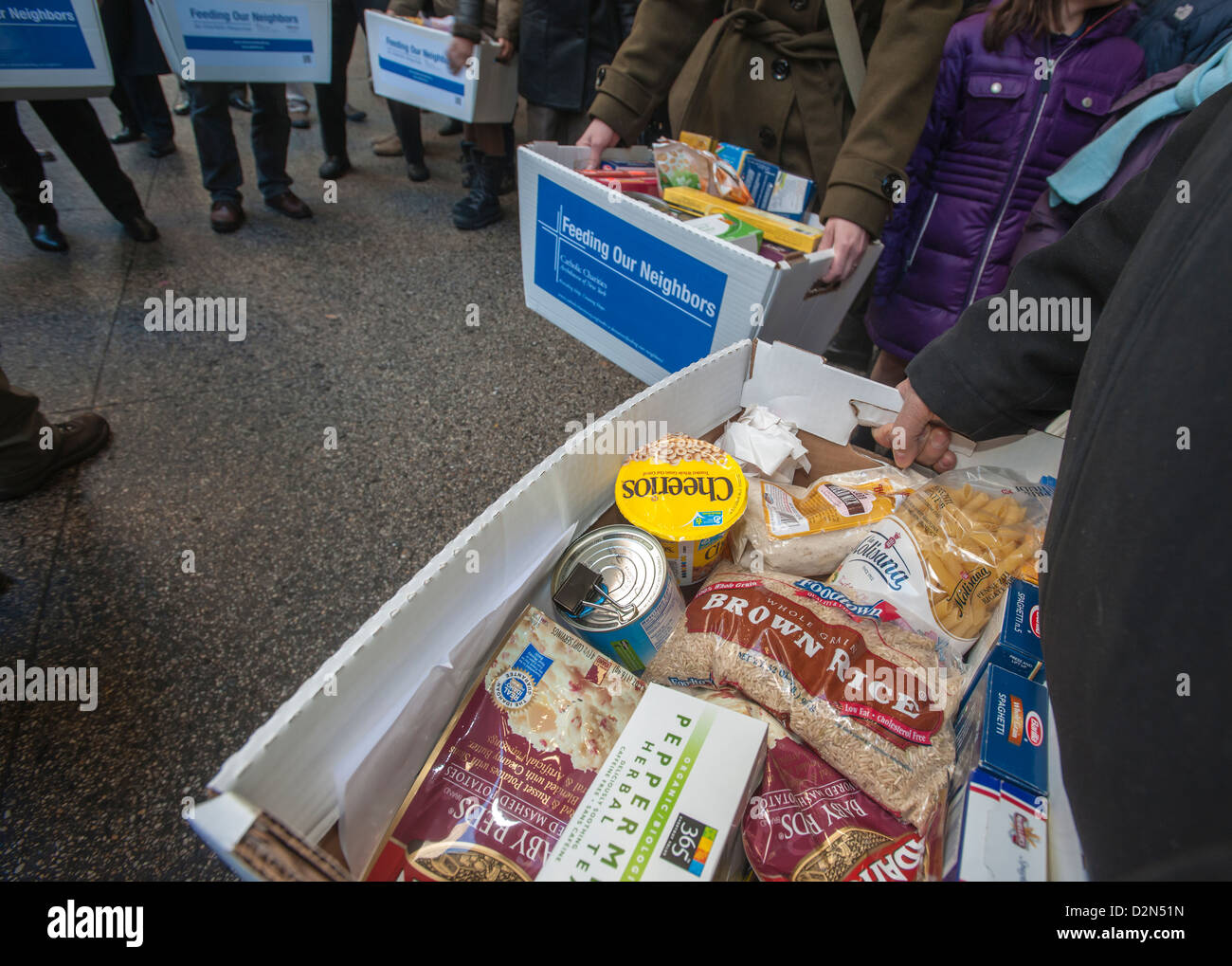 I volontari promuovono la seconda edizione di 'alimentazione i nostri vicini: un risposta interconfessionale' di fronte la Cattedrale di San Patrizio a New York Foto Stock