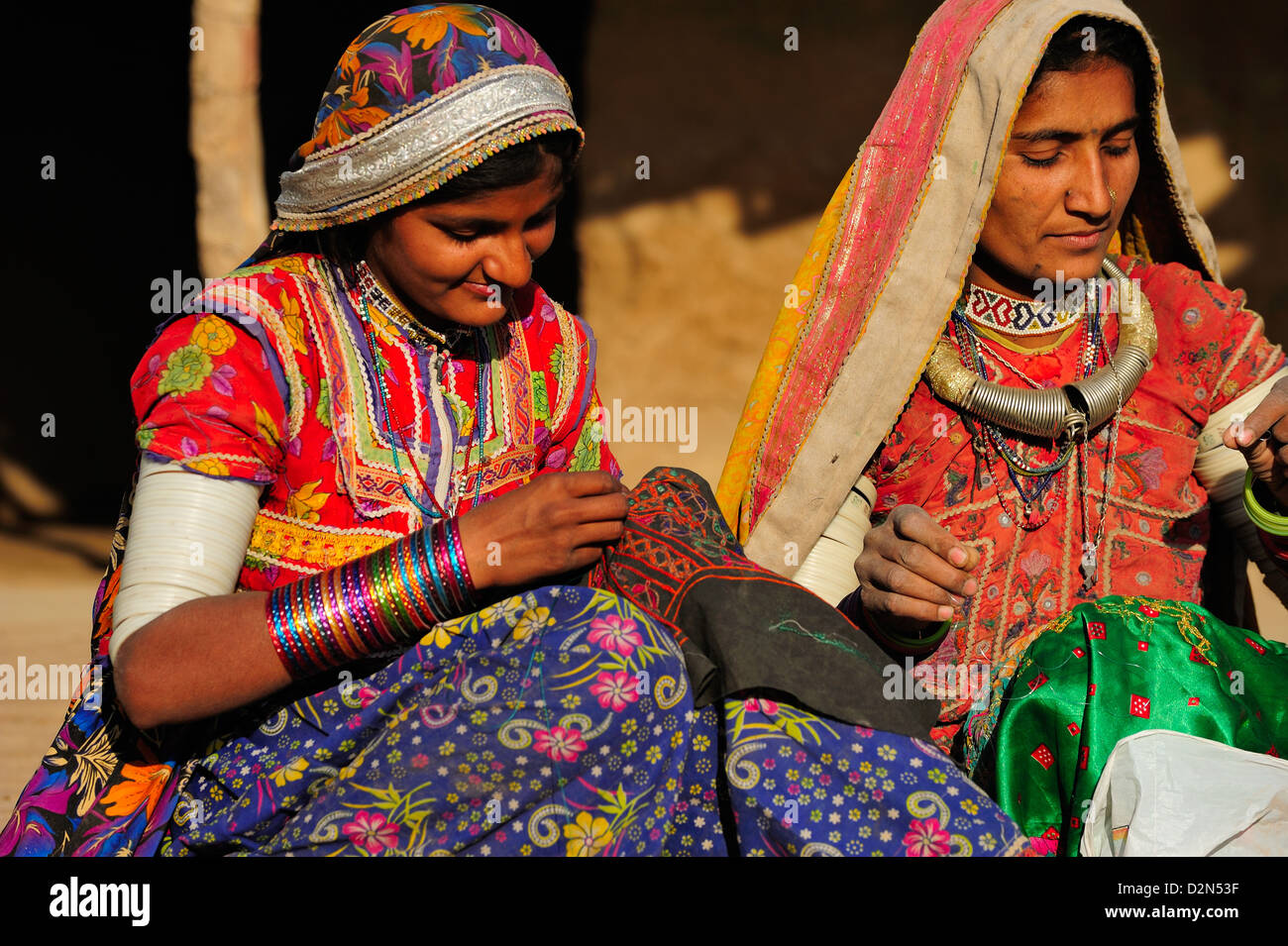 Mir donne tribali con costumi tradizionali facendo lavori di ricamo, Gujarat, India, Asia Foto Stock