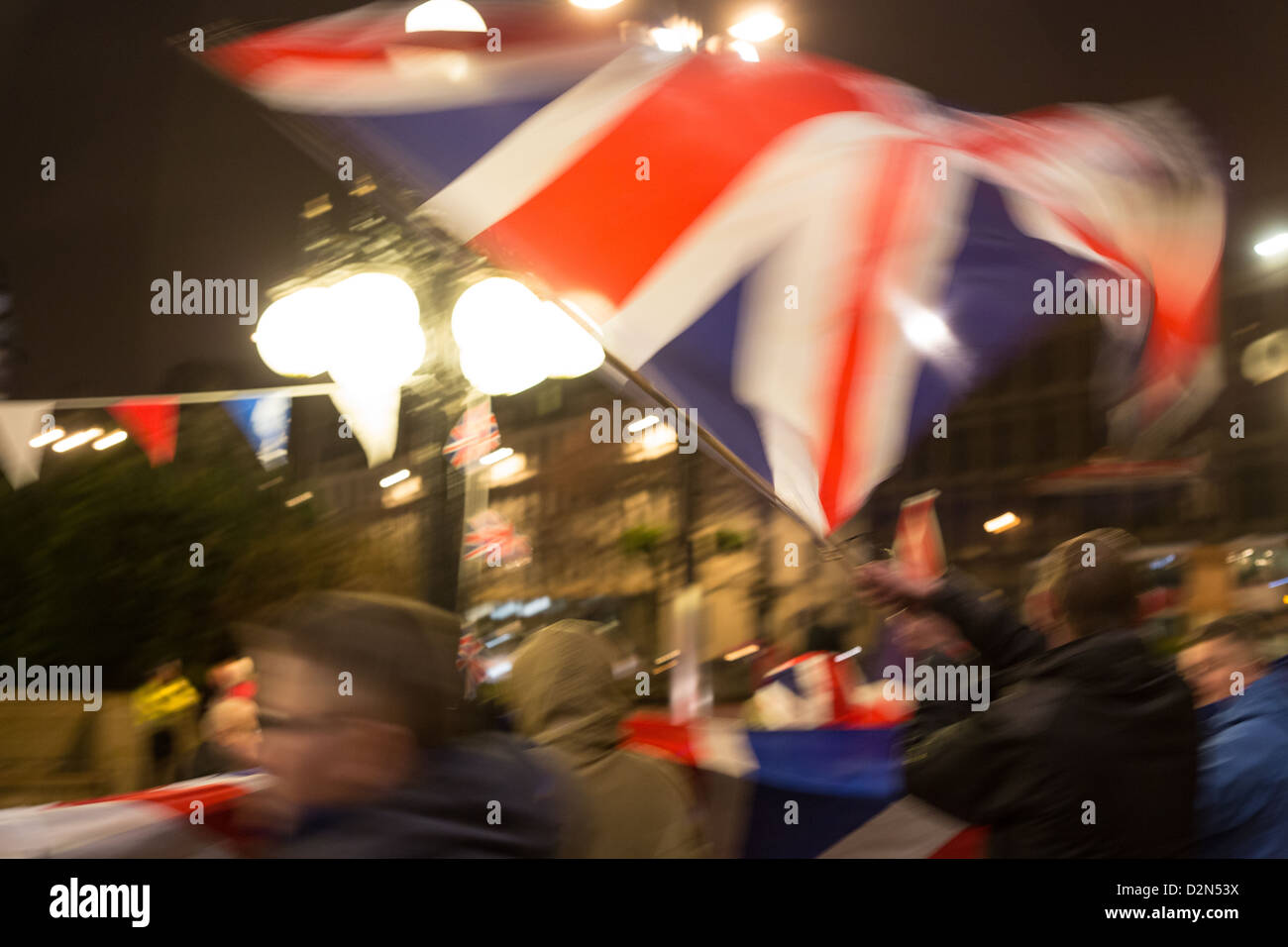 Gli unionisti in Glasgow, a sostegno del Nord dimostrazioni irlandese esigente la Union Jack flag continuano ad essere volato a Belfast. Foto Stock