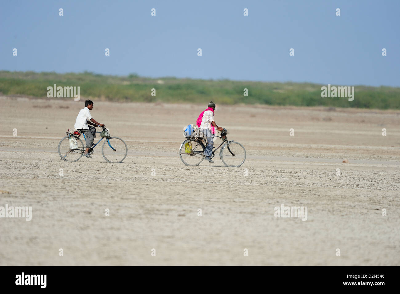 In India rurale uomini andare su biciclette a lontano fuori città per lavoro, Gujarat, India, Asia Foto Stock