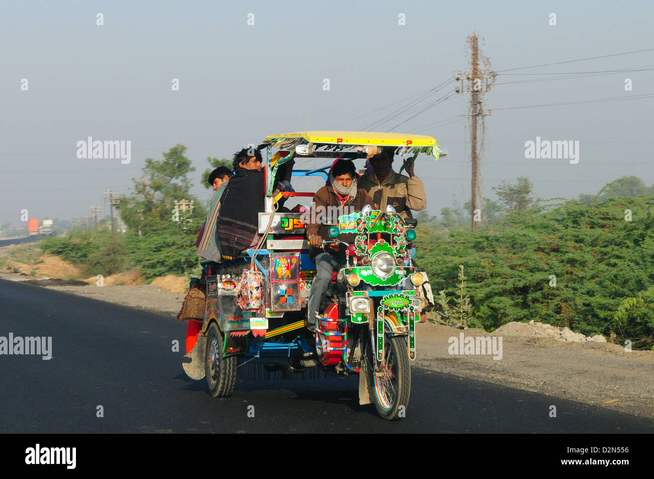 Il trasporto su strada in India rurale, Gujarat, India, Asia Foto Stock